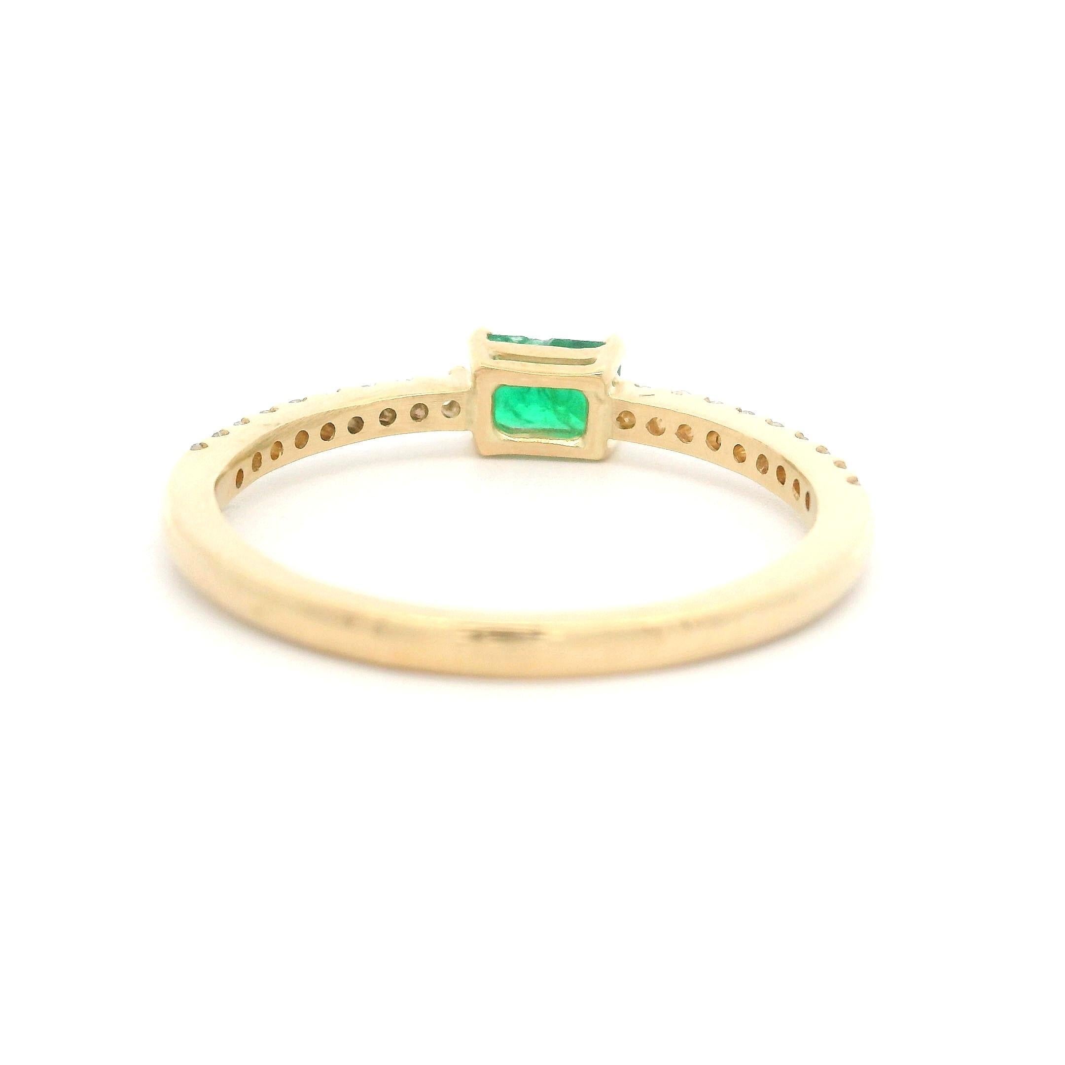 --Stein(e):--
(1) Natürlicher echter Smaragd - Smaragd-Schliff - Zackenfassung - schöne lebendige grüne Farbe mit natürlichen Einschlüssen - 0,31ct (genau)
(18) Natürliche Echte Diamanten - Runder Brillantschliff - Pave Set - Farbe F/G - Reinheit