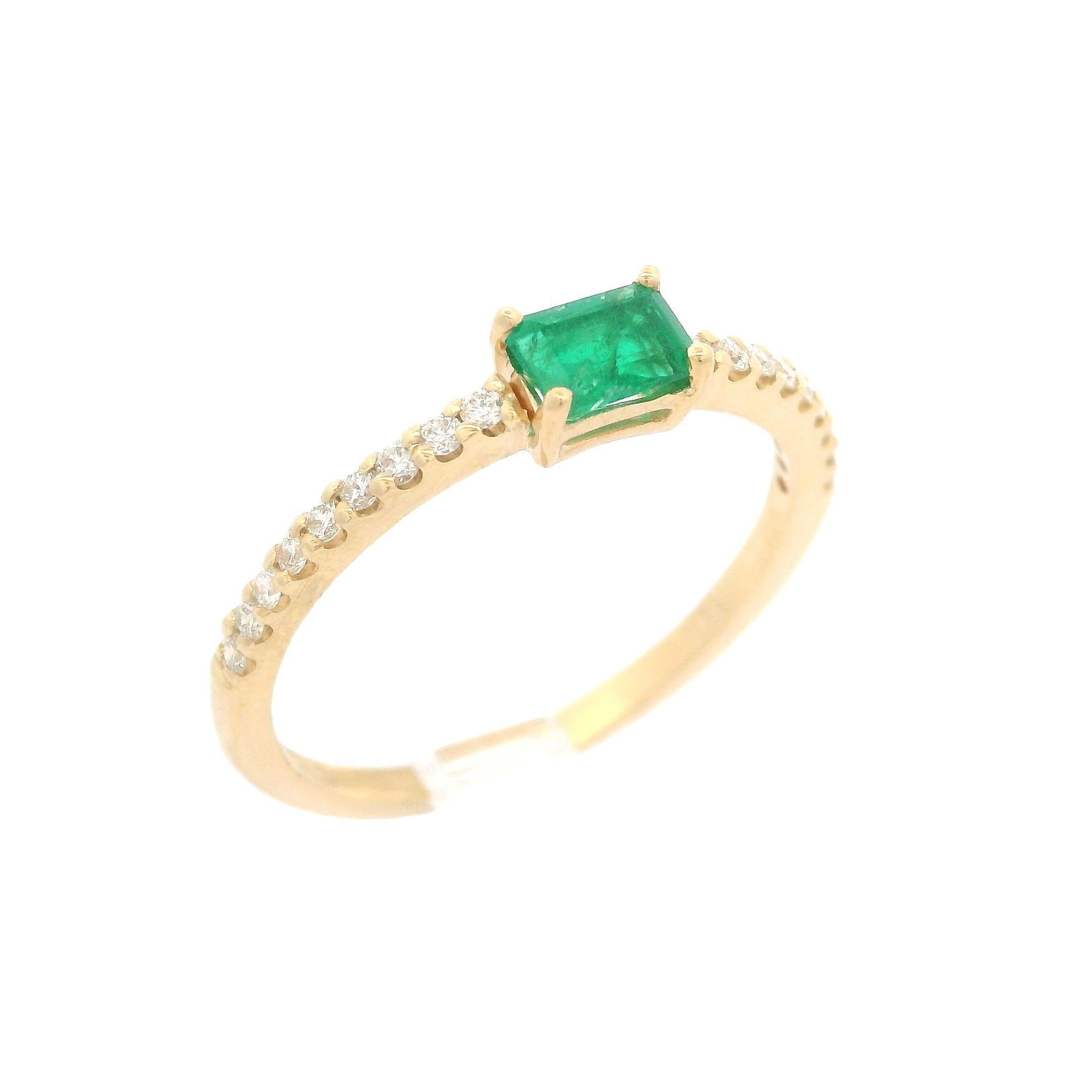 New Elegant 14k Gelbgold 0,49ctw Smaragd Diamant seitlich stapelbar Ring im Zustand „Neu“ im Angebot in Montclair, NJ