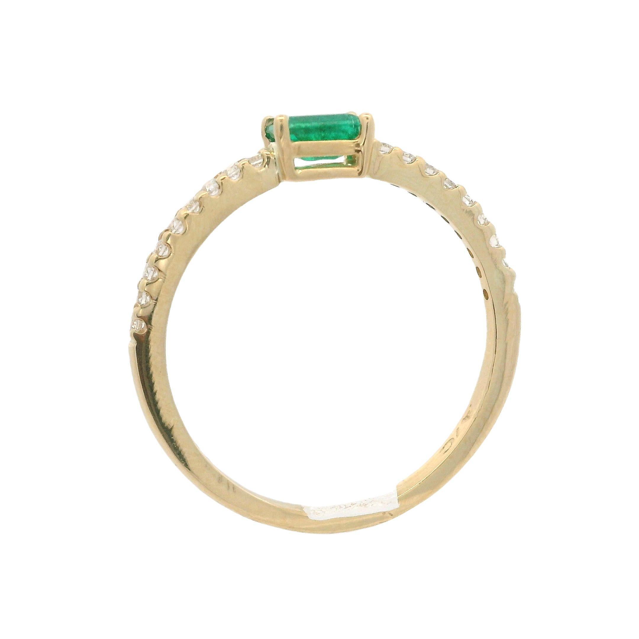 New Elegant 14k Gelbgold 0,49ctw Smaragd Diamant seitlich stapelbar Ring im Angebot 1