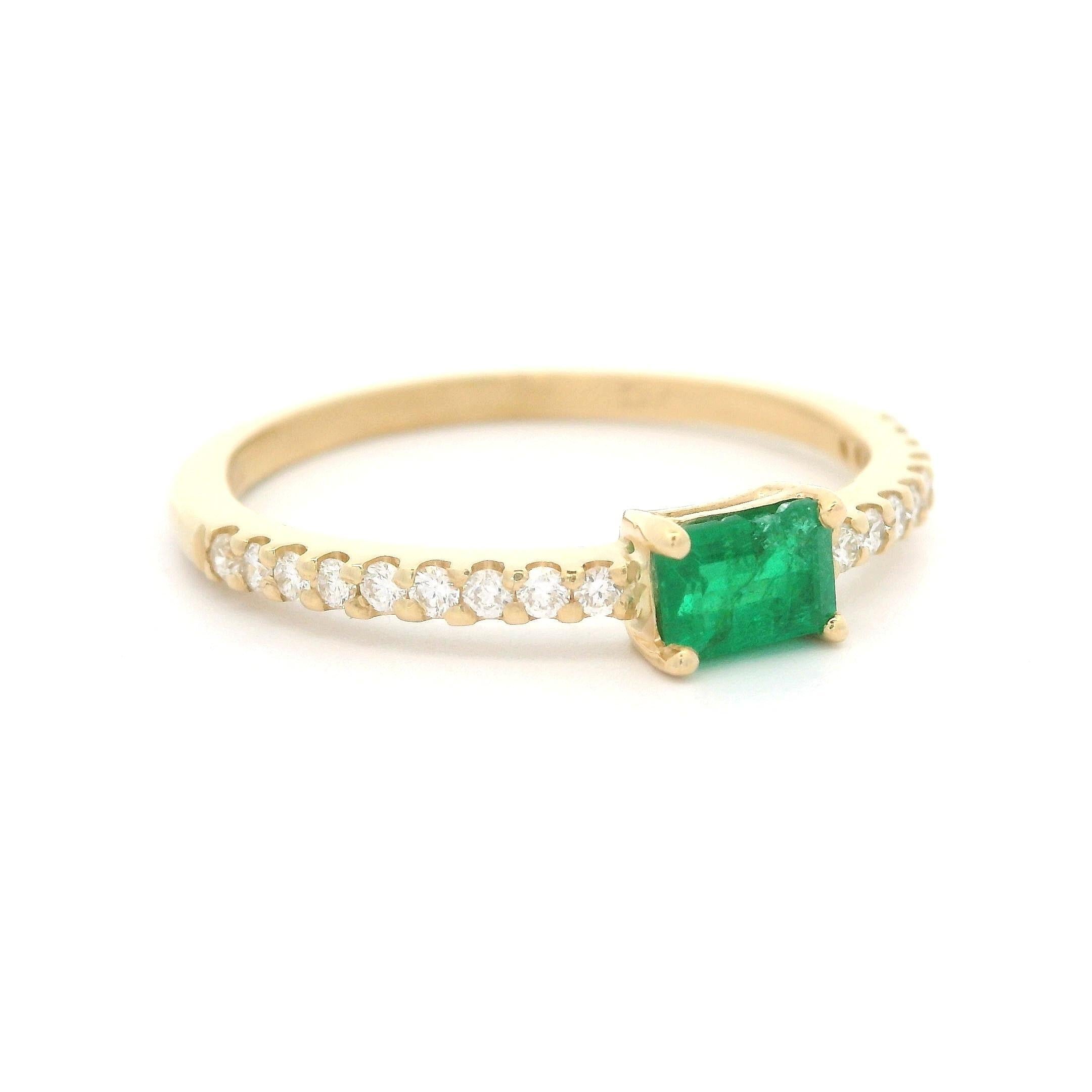 New Elegant 14k Gelbgold 0,49ctw Smaragd Diamant seitlich stapelbar Ring im Angebot 2
