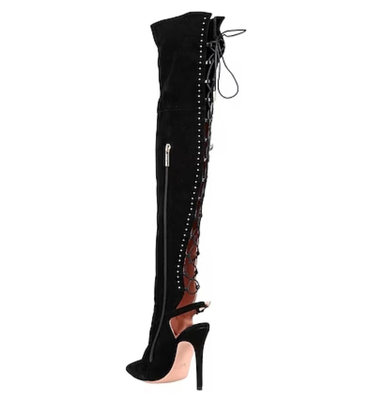 Black suede leather over-the-knee boots with gold sequin embroidered detail. It features a sculpted heel, and lace at the back
External Composition: 100% Suede
Internal Composition: Kidskin
Sole: Leather
Gold snake embellishment
Heel height 100