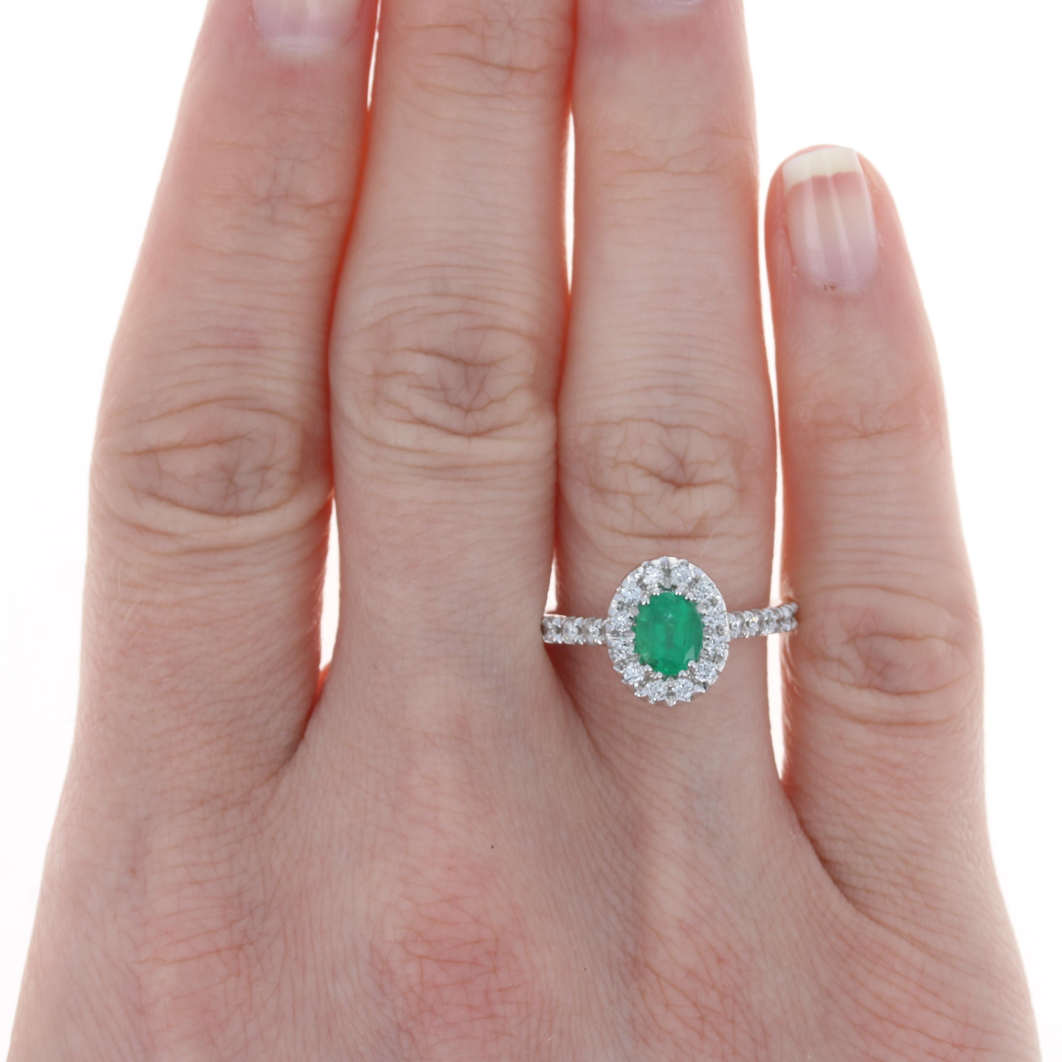 Im Angebot: Ring mit Smaragd und Diamant-Halo, 14k Weißgold, oval 1,21 Karat () 2