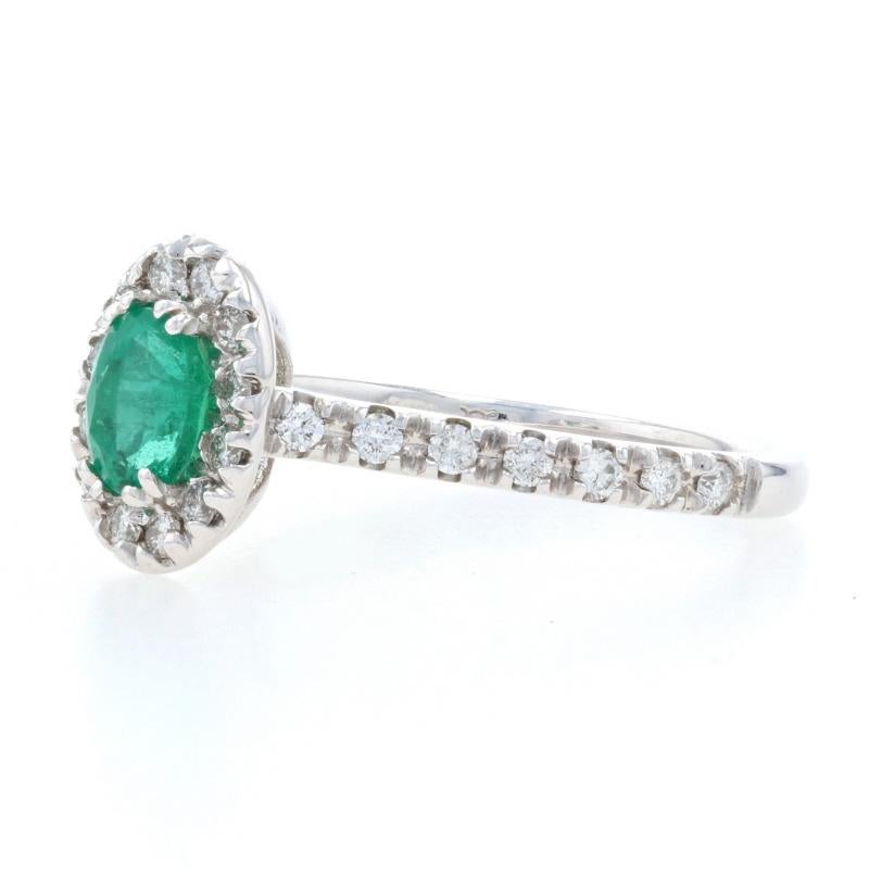 Im Angebot: Ring mit Smaragd und Diamant-Halo, 14k Weißgold, oval 1,21 Karat () 3