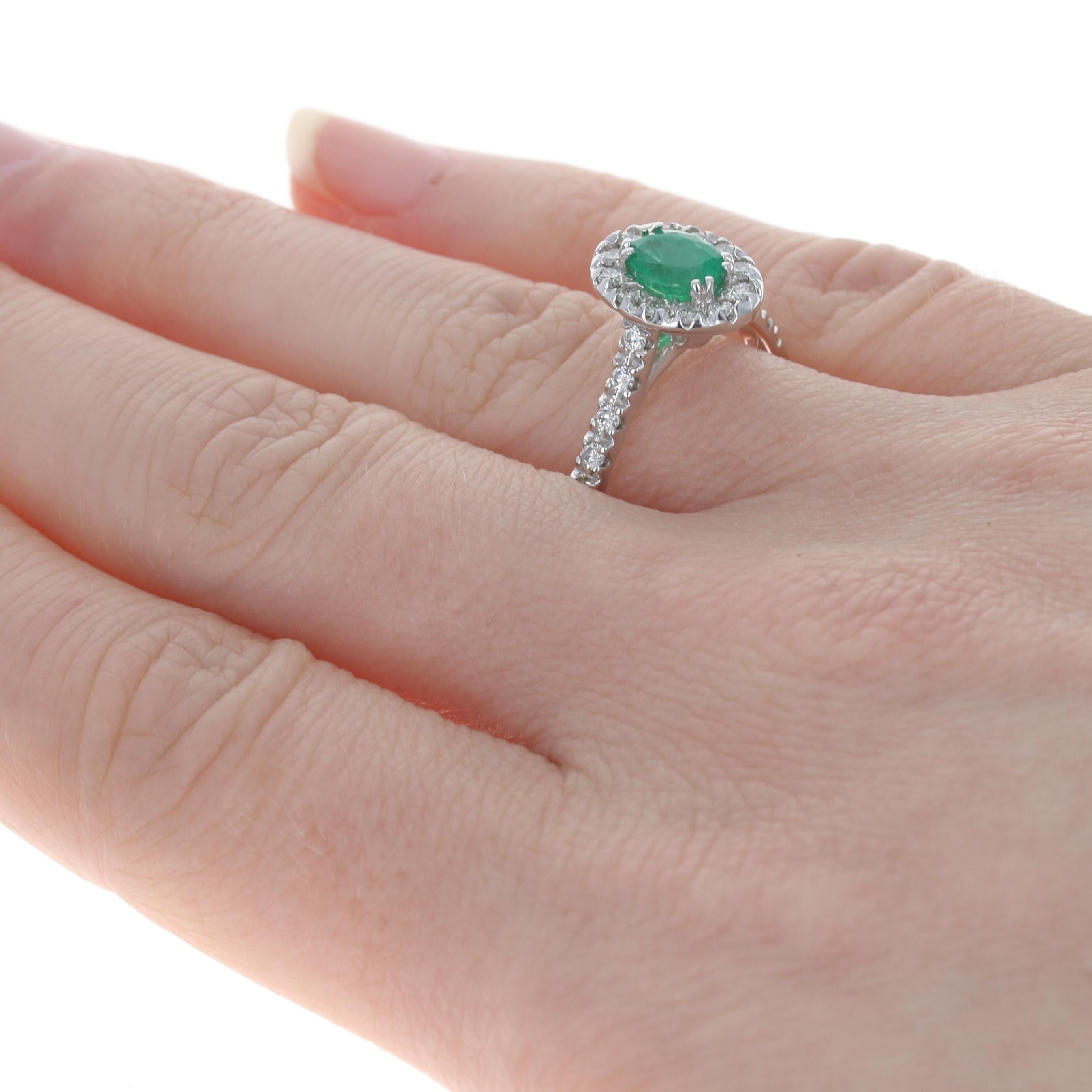 Im Angebot: Ring mit Smaragd und Diamant-Halo, 14k Weißgold, oval 1,21 Karat () 4