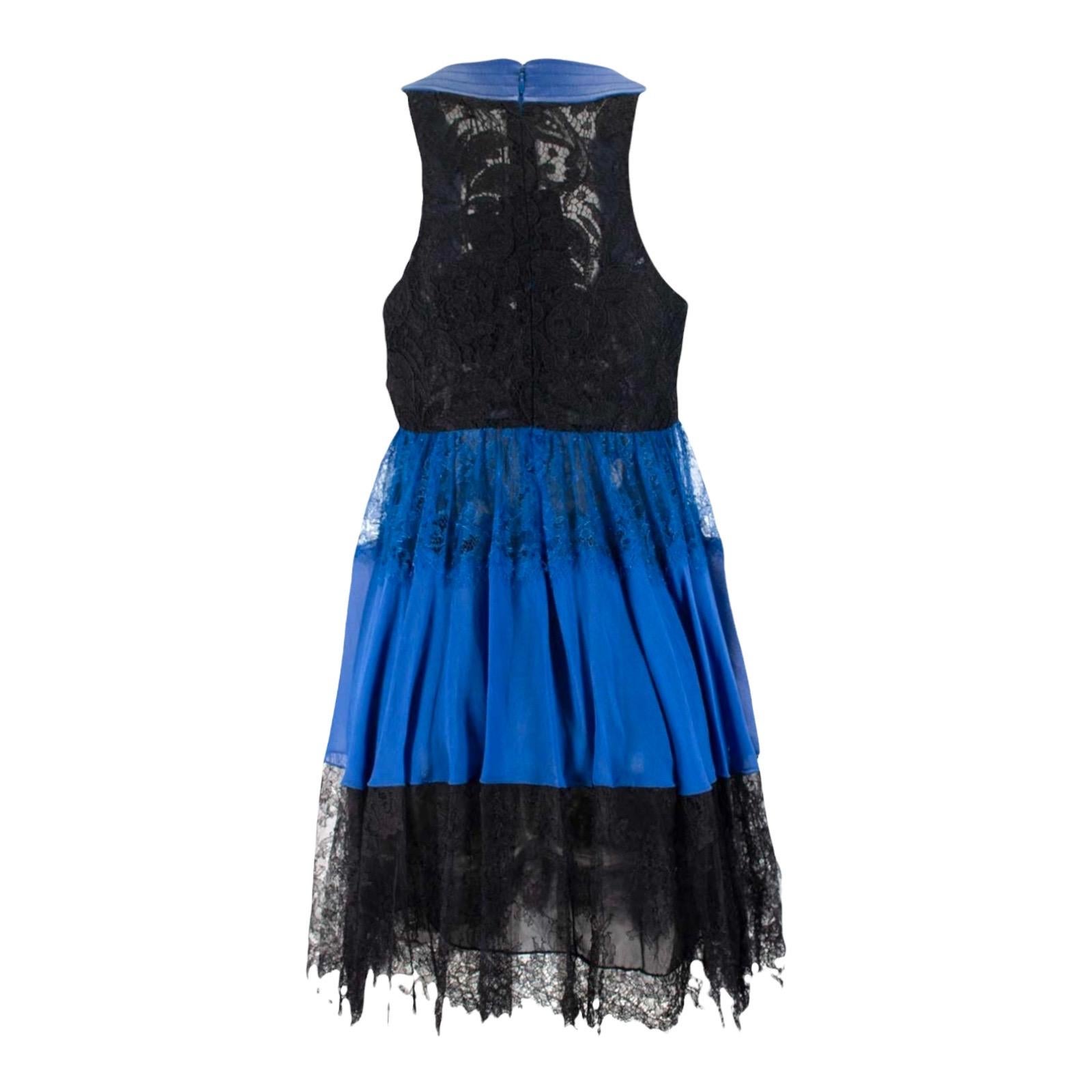 Superbe robe de Peter Dundas conçue pour Emilio Pucci
Pièce spéciale en couleurs noir et bleu
Une combinaison extraordinaire de matériaux
La soie la plus fine combinée au cuir de gant d'agneau le plus doux et à la dentelle
Parfait pour toute fête ou