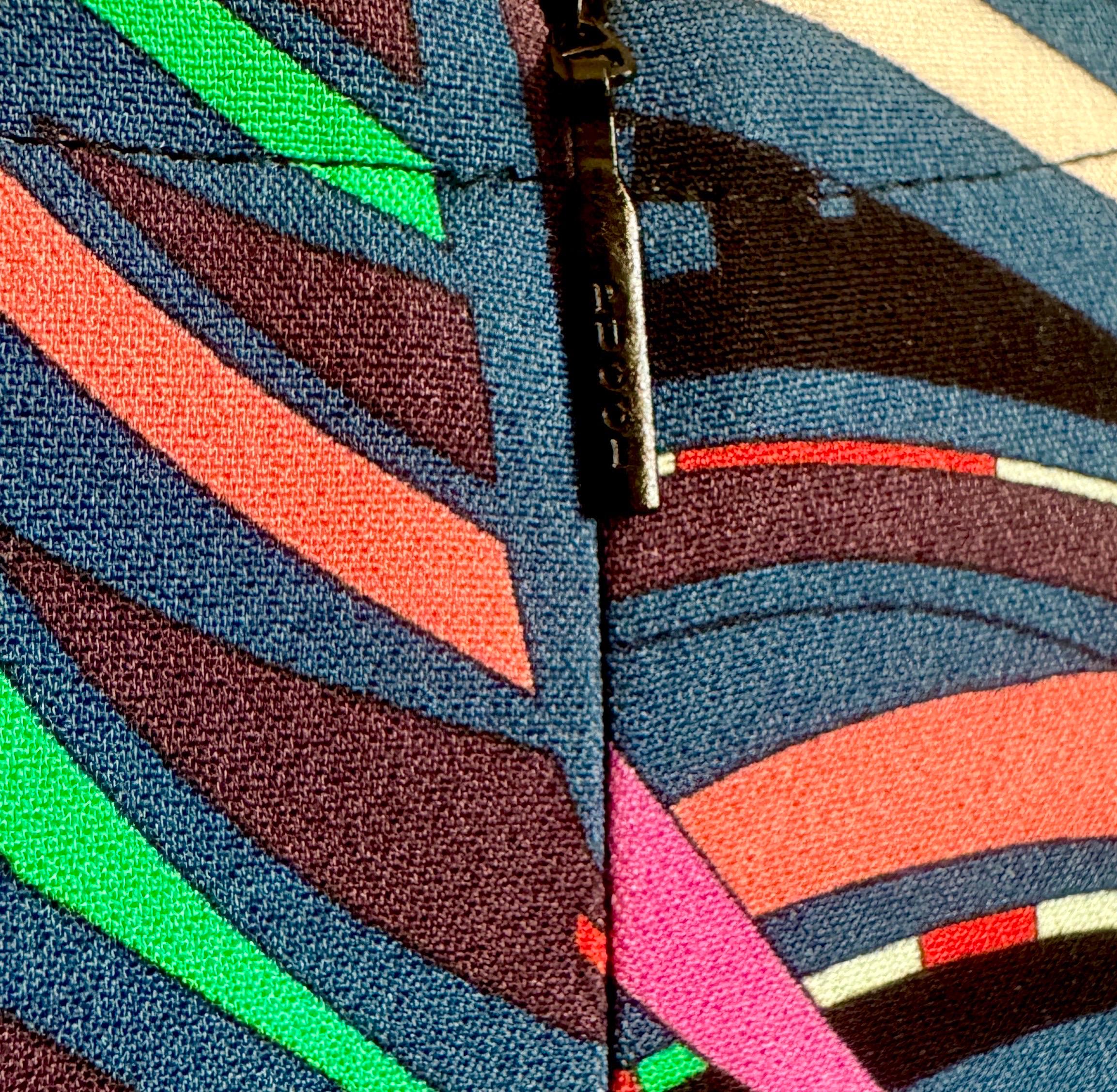 Emilio Pucci - Robe tunique imprimée signature multicolore avec détails en chaîne 38 en vente 1