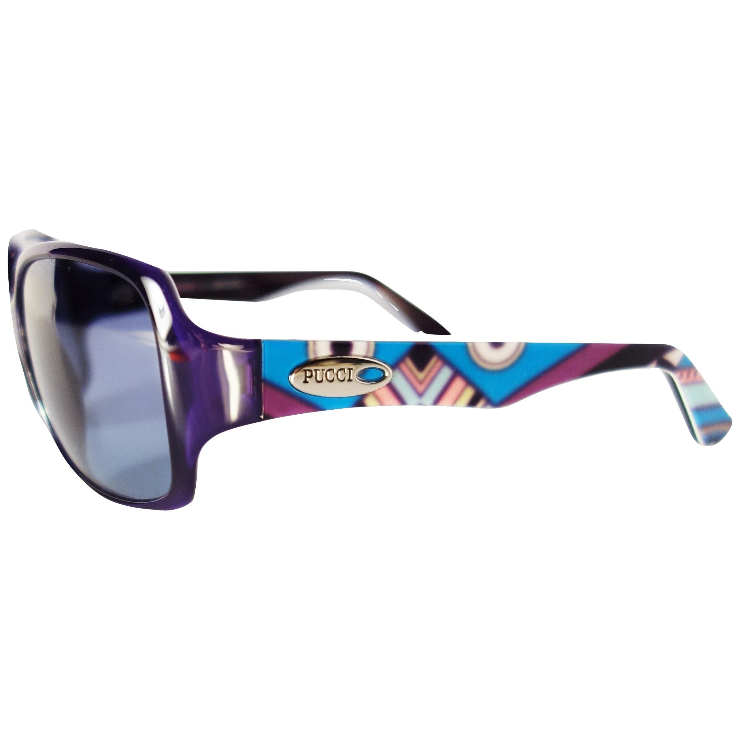 Emilio Pucci-Sonnenbrille
Brandneu
* Atemberaubende klassische Pucci-Sonnenbrille
* Deep Purple Front & Innenraum
* Klassischer Pucci-Druck an den Seiten
* Silbernes Pucci-Logo auf beiden Seiten
* Handgefertigtes ZYL in Italien
* 100% UV-Schutz
*
