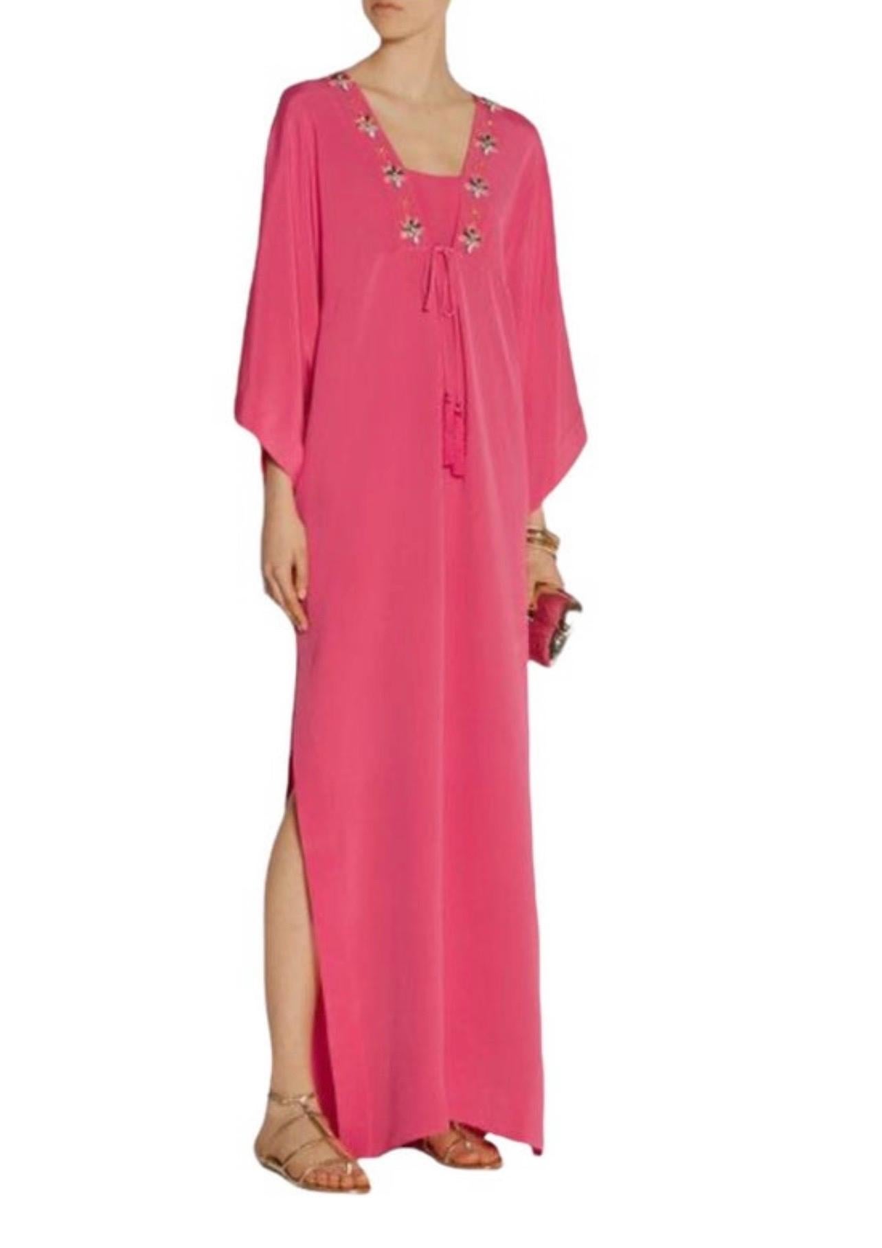 Le caftan rose d'Emilio Pucci est parfait pour les soirées d'été chics. Confectionné en Italie à partir d'un luxueux velours de soie, ce
ce modèle non doublé présente une coupe ample, des liens à glands sur le devant et des ornements floraux faits