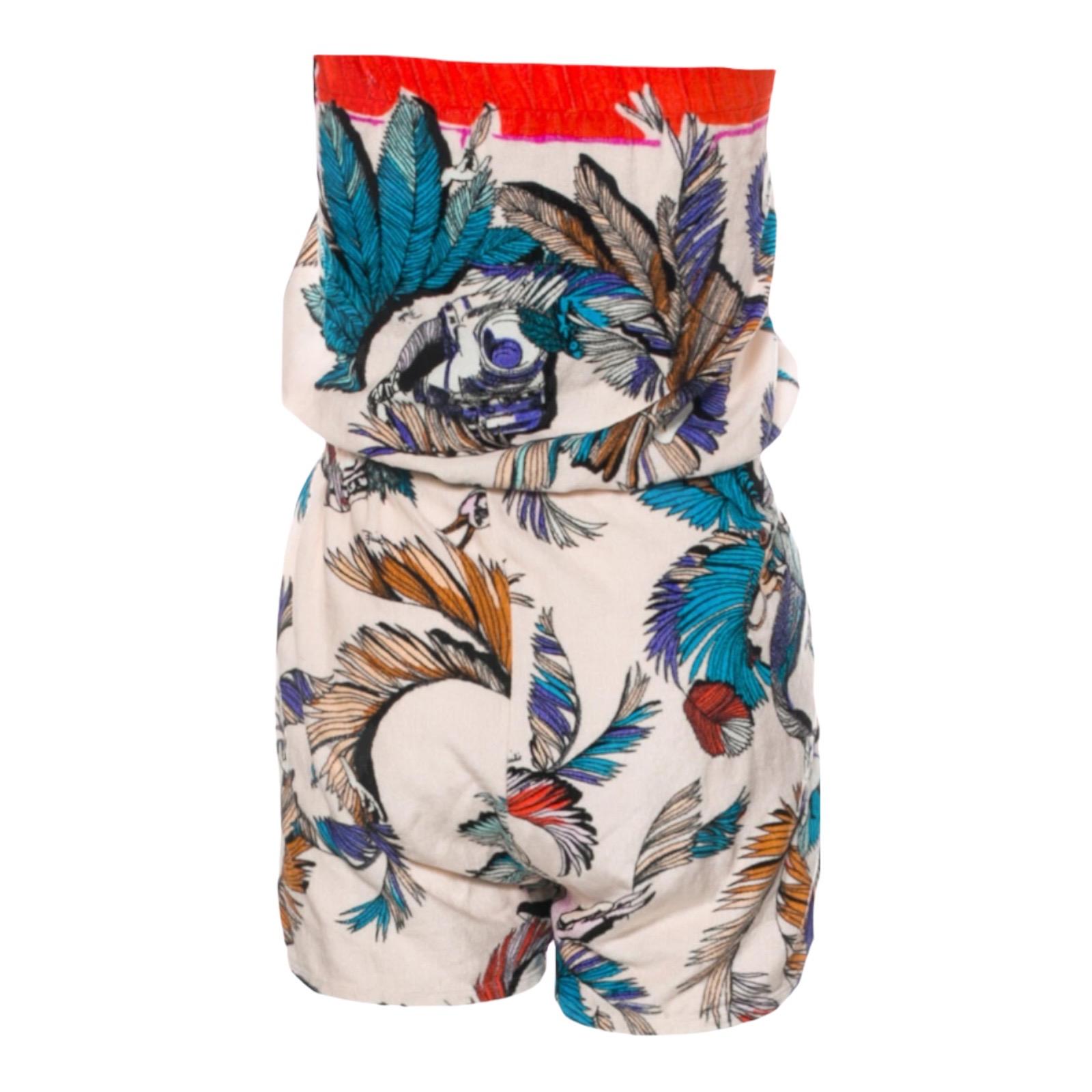 Confortablement confectionné dans un tissu éponge doux au toucher, ce playuit bandeau Emilio Pucci est parfait pour la plage ou la piscine. Il présente l'imprimé plumes de la nouvelle saison de la marque italienne de luxe dans des teintes prêtes