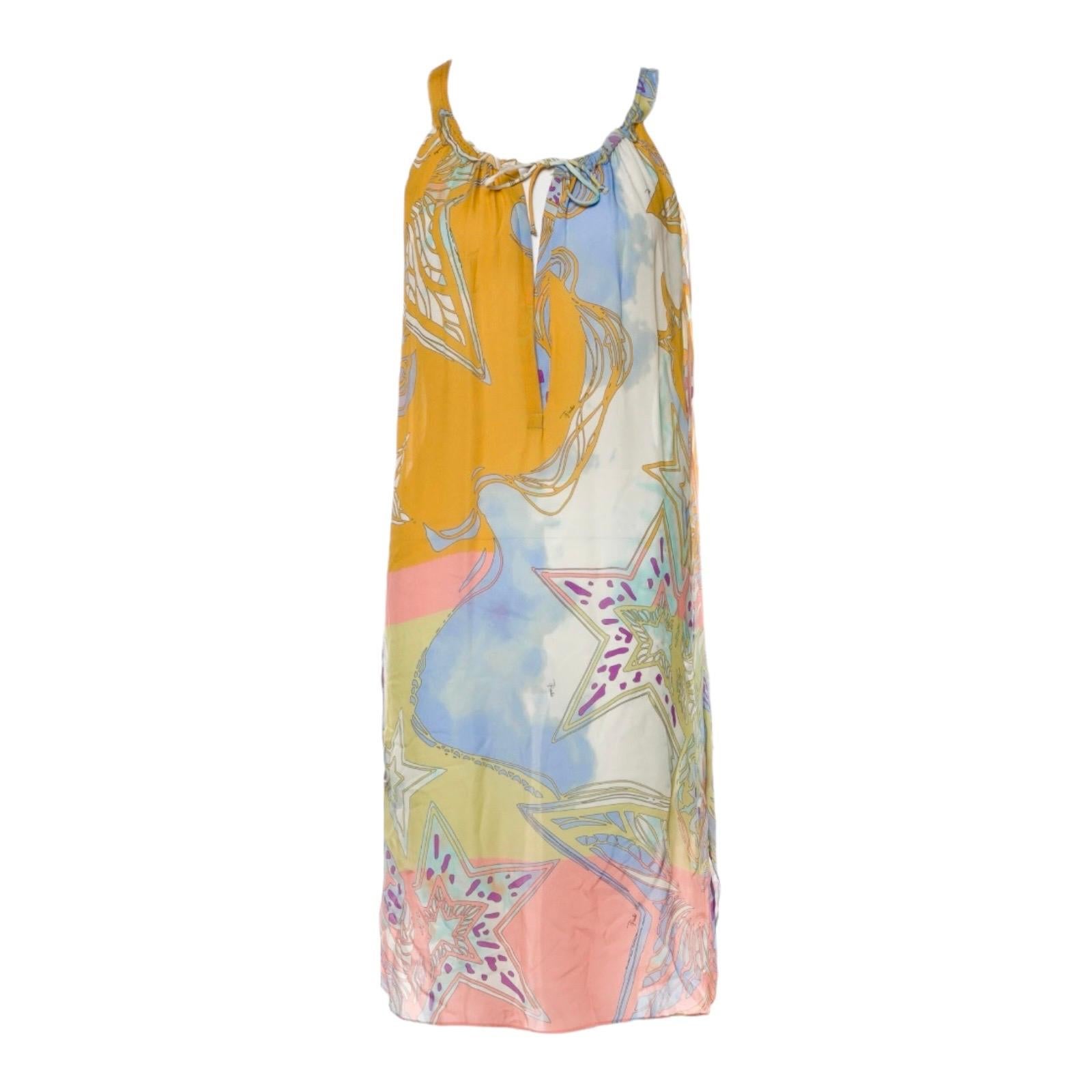 NEU Emilio Pucci Pastellfarbenes Kleid mit Sternmuster aus Seide mit Krawattendruck 44 (Beige) im Angebot