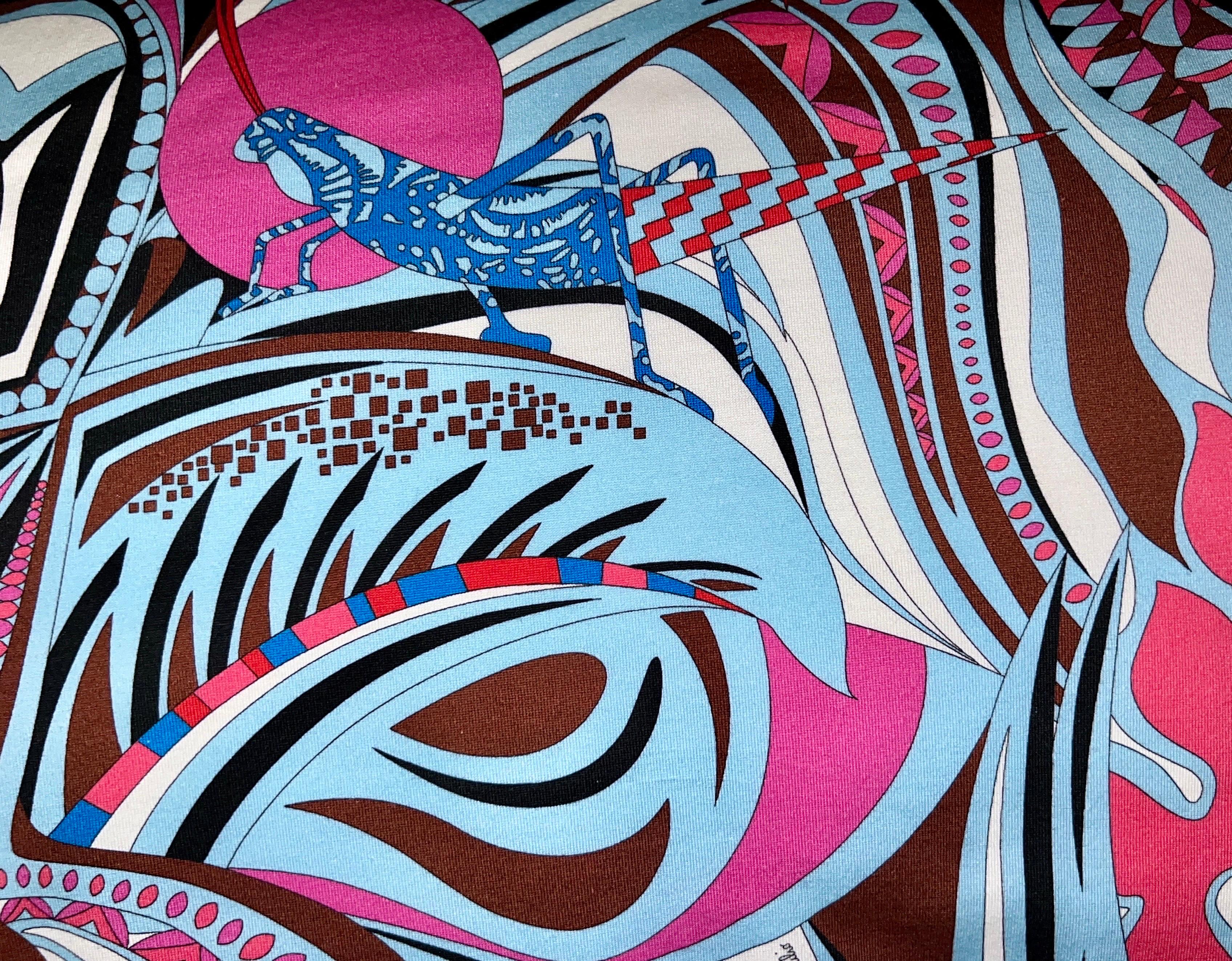 Das T-Shirt von Emilio Pucci ist mit dem charakteristischen Print und Logo der Marke bedruckt. 
Es ist aus weichem Baumwoll-Jersey geschnitten und hat eine entspannte Passform.
