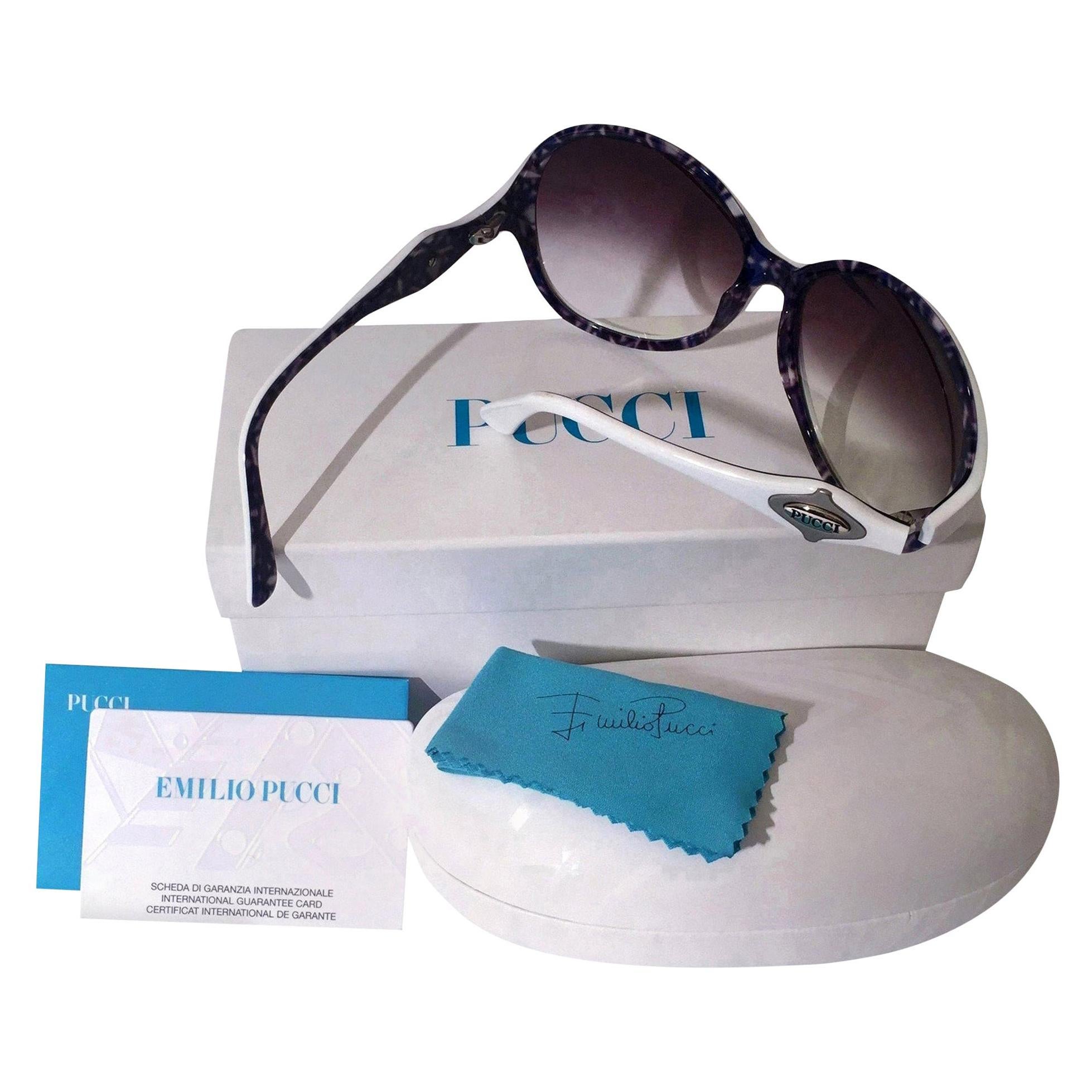 Lunettes de soleil Emilio Pucci !
Tout neuf
* Lunettes de soleil classiques Pucci
* Cadres blancs classiques
* Intérieur :
* Intérieur violet, blanc et argenté
* Logo Pucci en argent sur les deux côtés
* ZYL fait à la main en Italie
* 100 % de