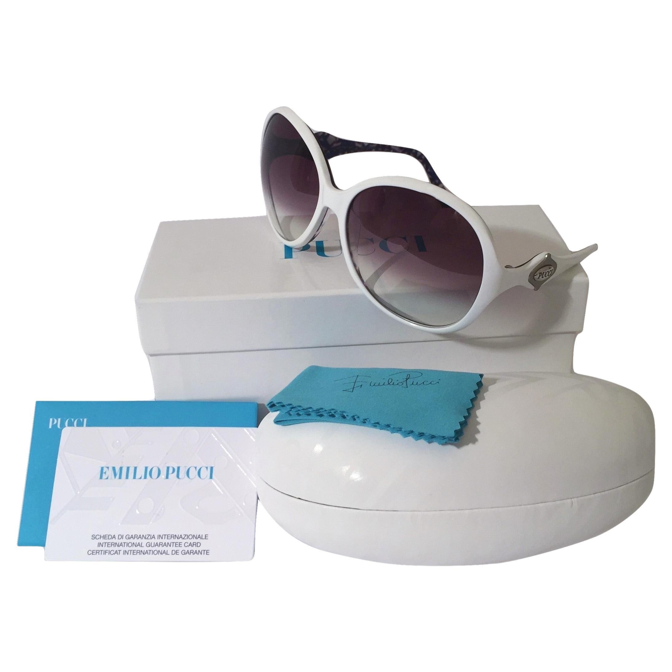 Gafas de sol Emilio Pucci
Nuevo
* Impresionantes gafas de sol clásicas de Pucci
* Marcos blancos clásicos
* Interior estampado Pucci:
* Interior morado, blanco y plateado
* Logo Pucci Silver en ambos lados
* ZYL hecho a mano en Italia
* 100% de