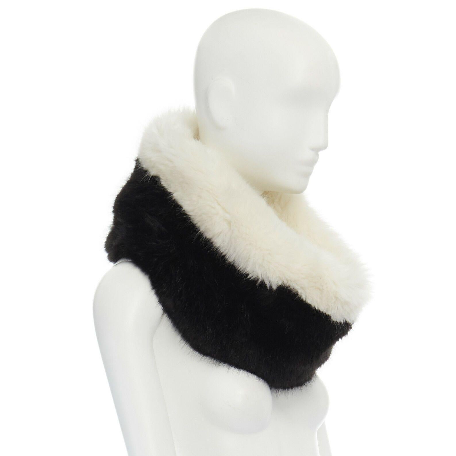new EMPORIO ARMANI black white faux fur snood circle scarf

EMPORIO ARMANI
Black white bi-color faux fur. Circular snood scarf. Made in Italy.

CONDITION
New with tags

MEASUREMENTS
Shoulder to shoulder: 44cm / 17.3