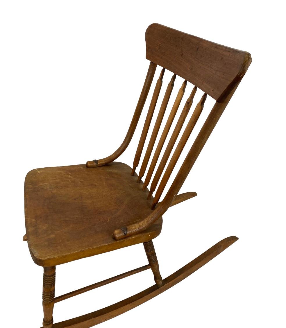 Américain Chaise à bascule ancienne de New England en vente