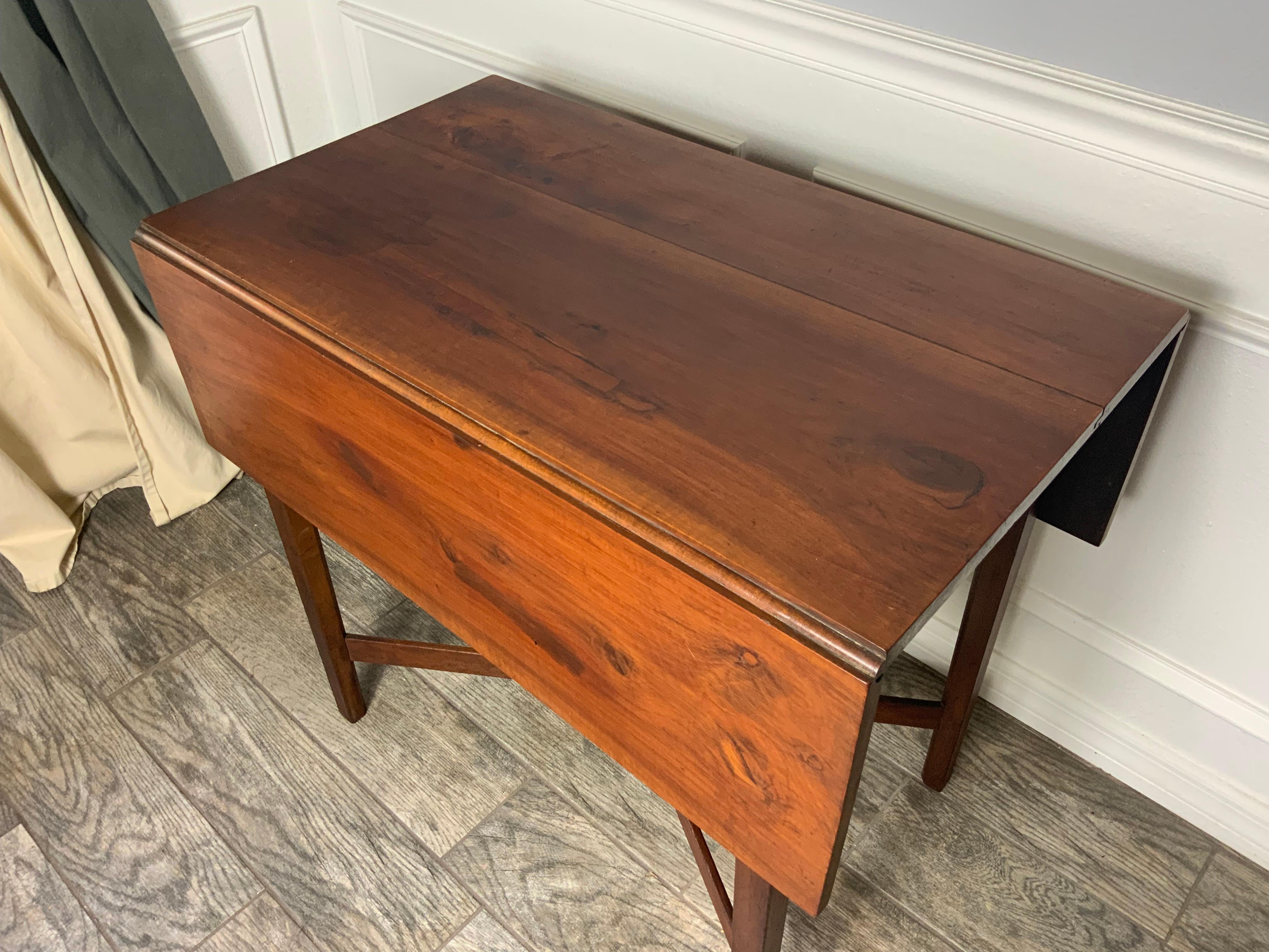 New England Cherry Pembroke Table In Good Condition For Sale In Bradenton, FL