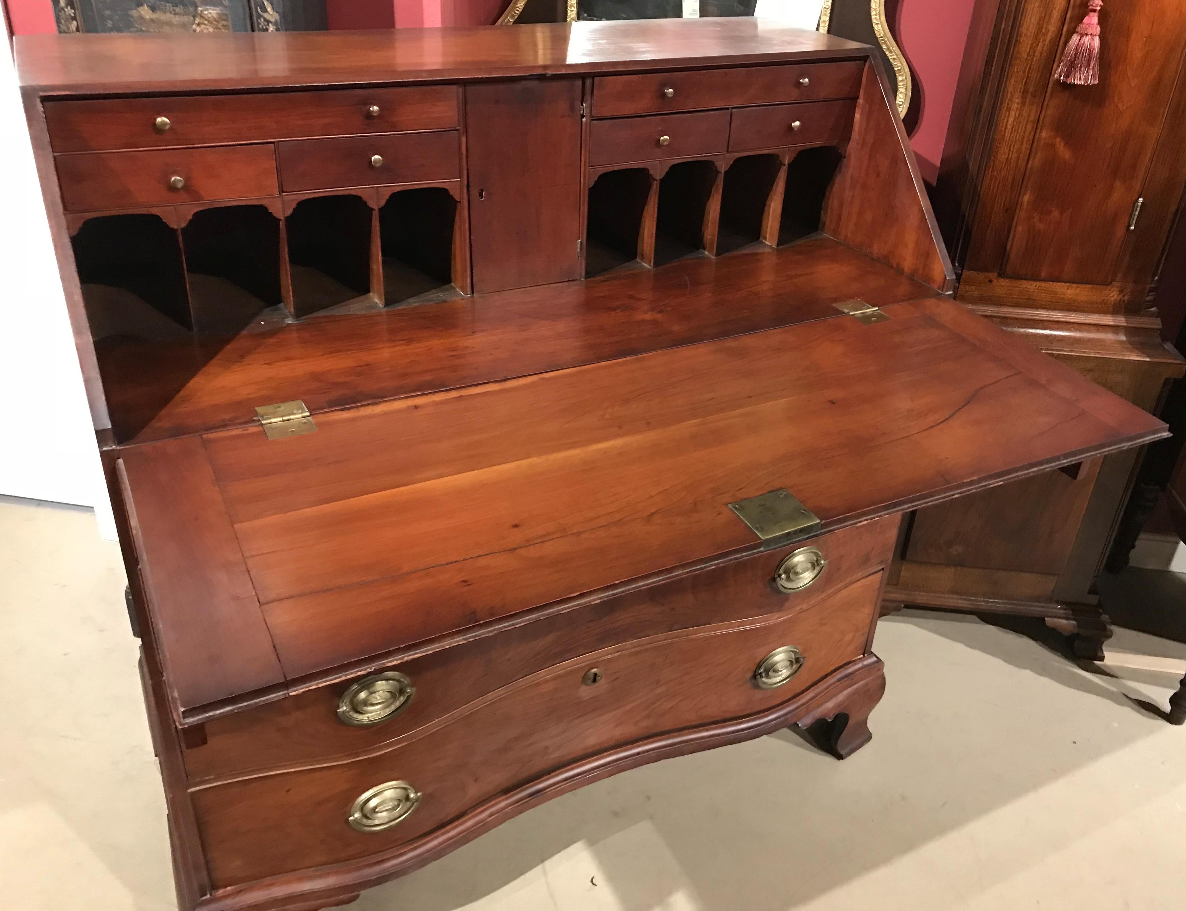 New England Chippendale Cherry Oxbow Slant Front Desk, circa 1780-1800 In Good Condition In Milford, NH