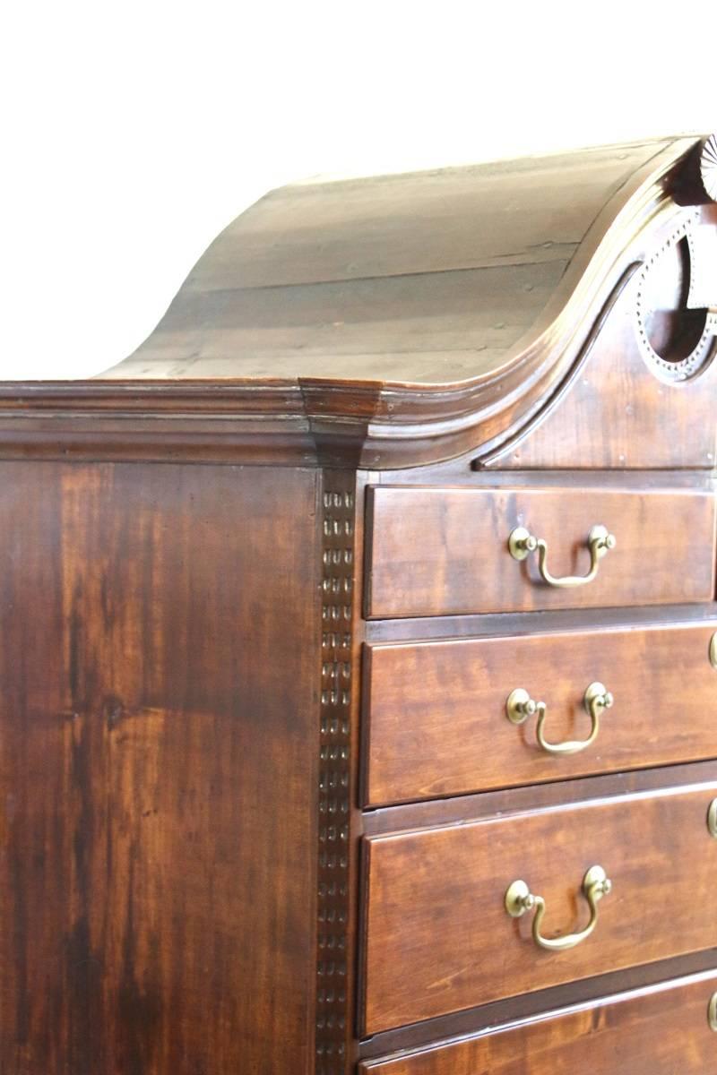 New England Chippendale Figured Maple Chest on Chest For Sale 4