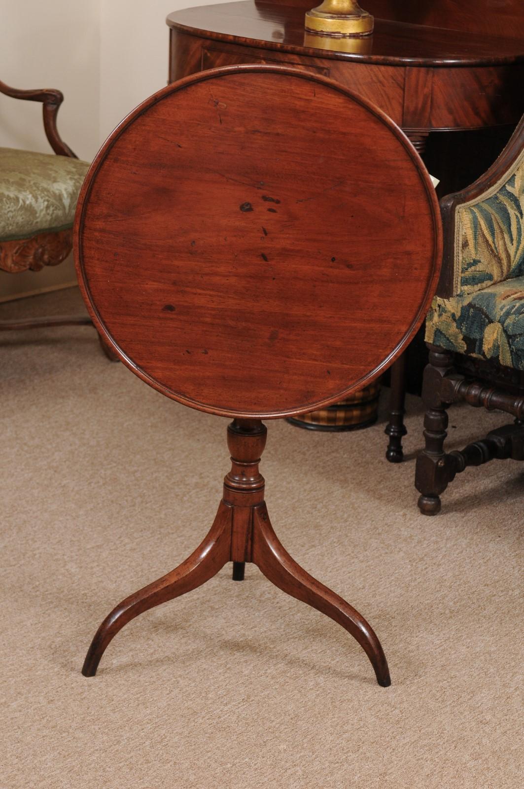 New England Federal Candle Stand Table in Walnut, Early 19th Century 6