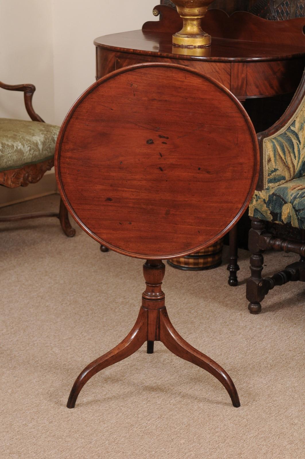 New England Federal Candle Stand Table in Walnut, Early 19th Century 7