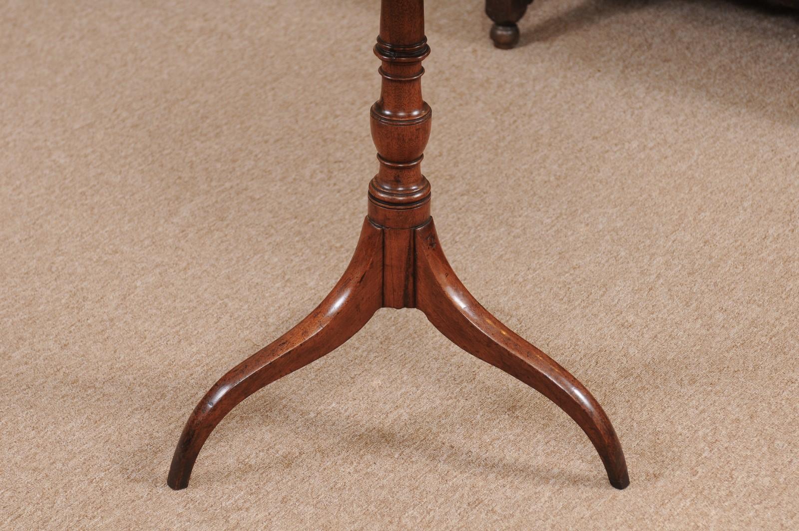 New England Federal Candle Stand Table in Walnut, Early 19th Century In Good Condition In Atlanta, GA