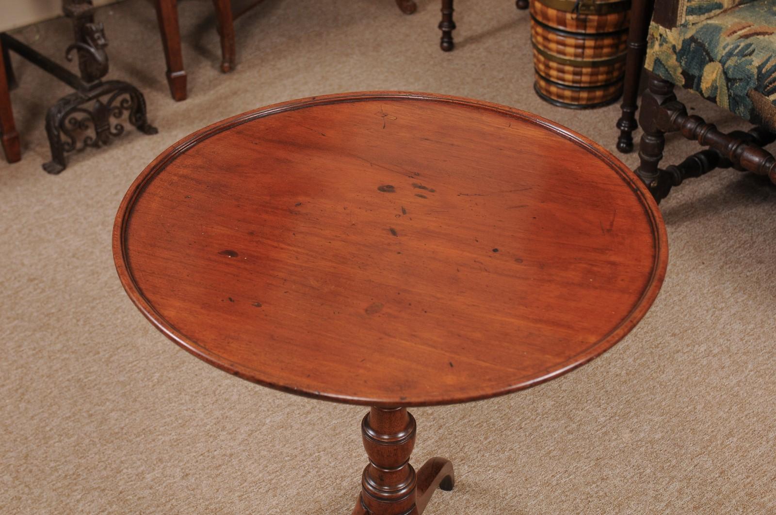 New England Federal Candle Stand Table in Walnut, Early 19th Century 1