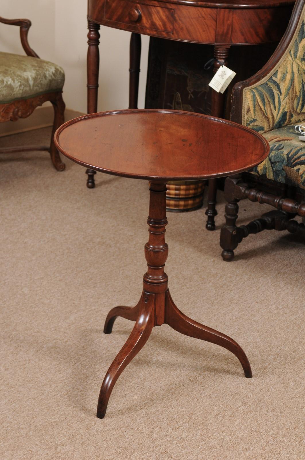 New England Federal Candle Stand Table in Walnut, Early 19th Century 2