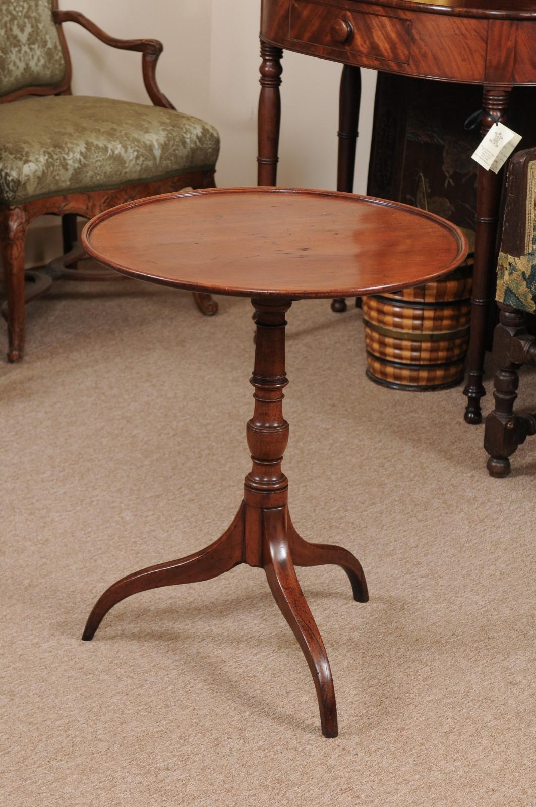 New England Federal Candle Stand Table in Walnut, Early 19th Century 3