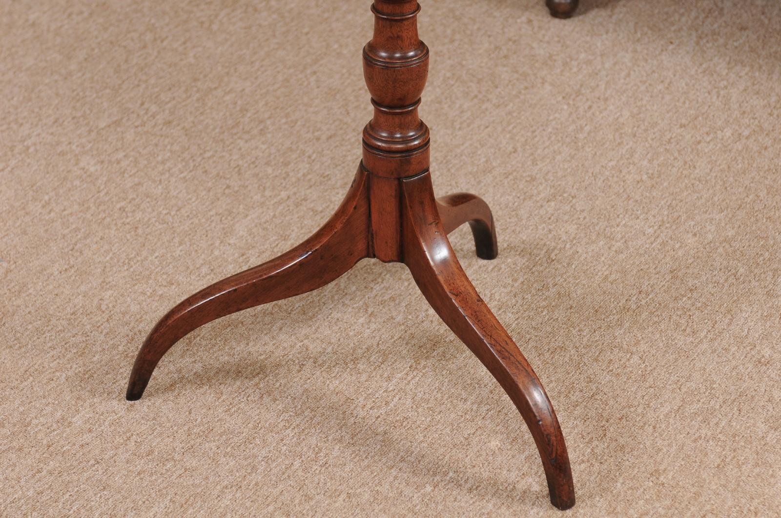 New England Federal Candle Stand Table in Walnut, Early 19th Century 4