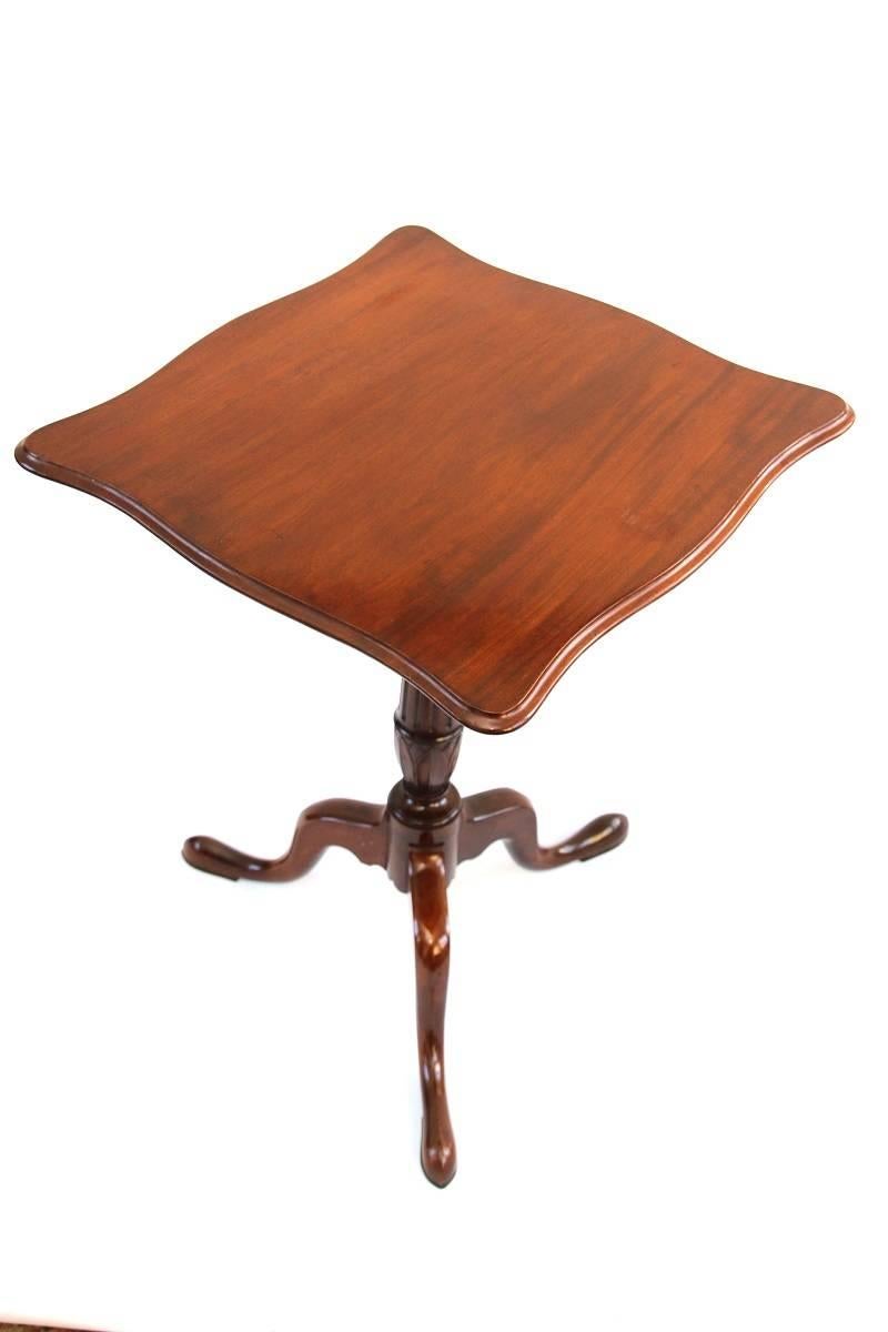 New England Federal Mahogany Candlestand In Excellent Condition For Sale In Woodbury, CT