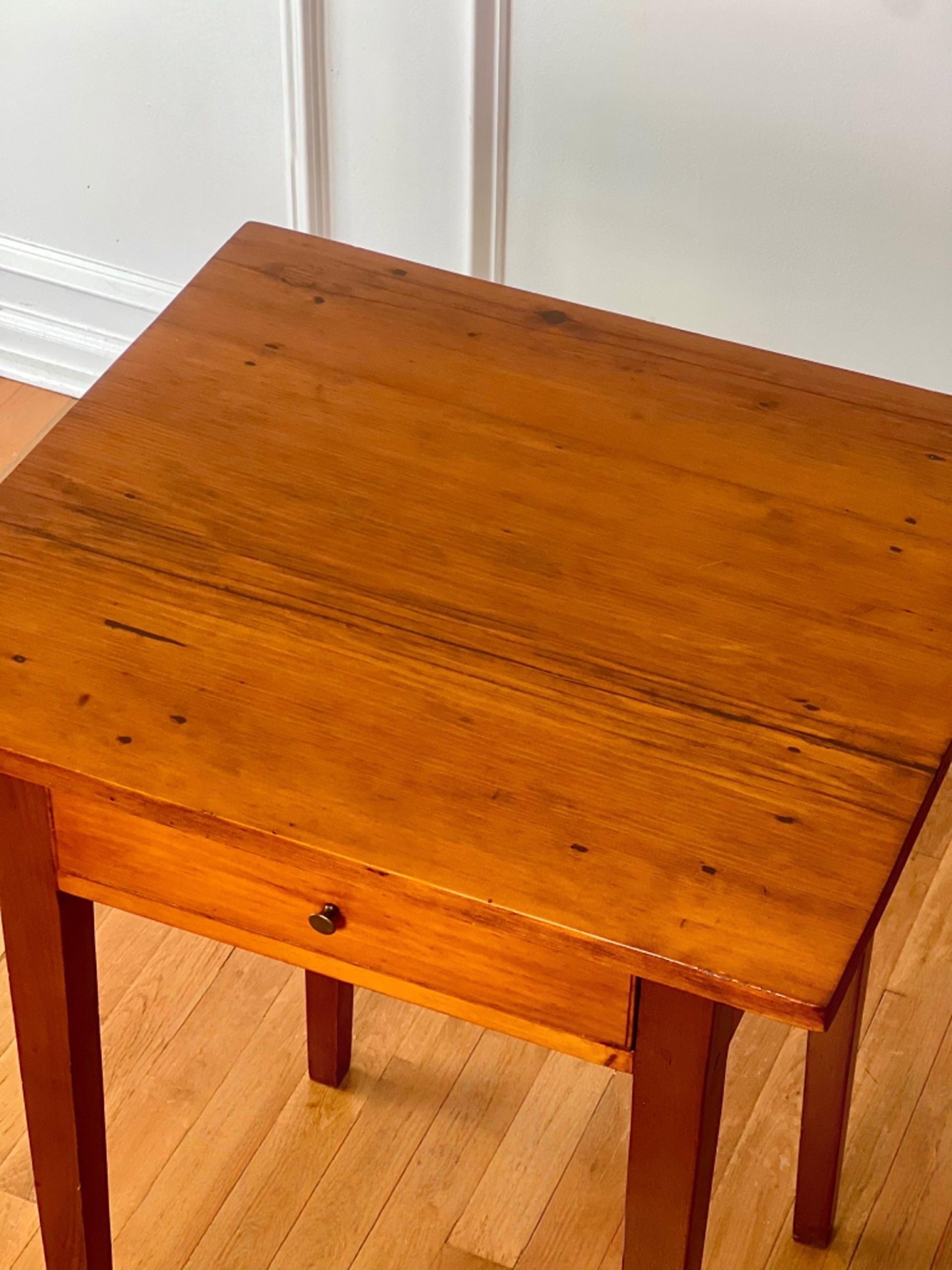 New England Federal Period Hepplewhite Style Cherry Stand with Drawer en vente 2