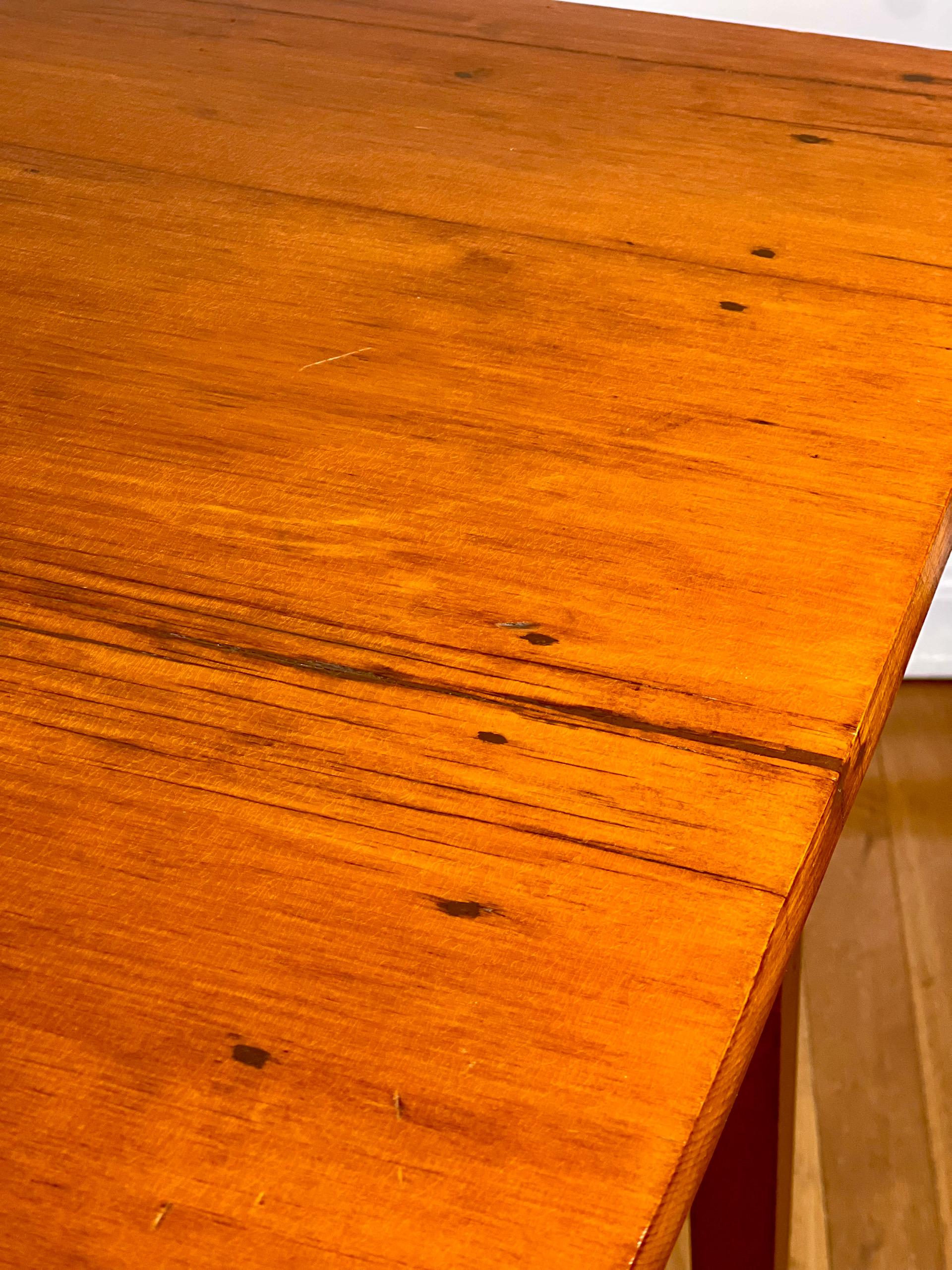 New England Federal Period Hepplewhite Style Cherry Stand with Drawer en vente 3