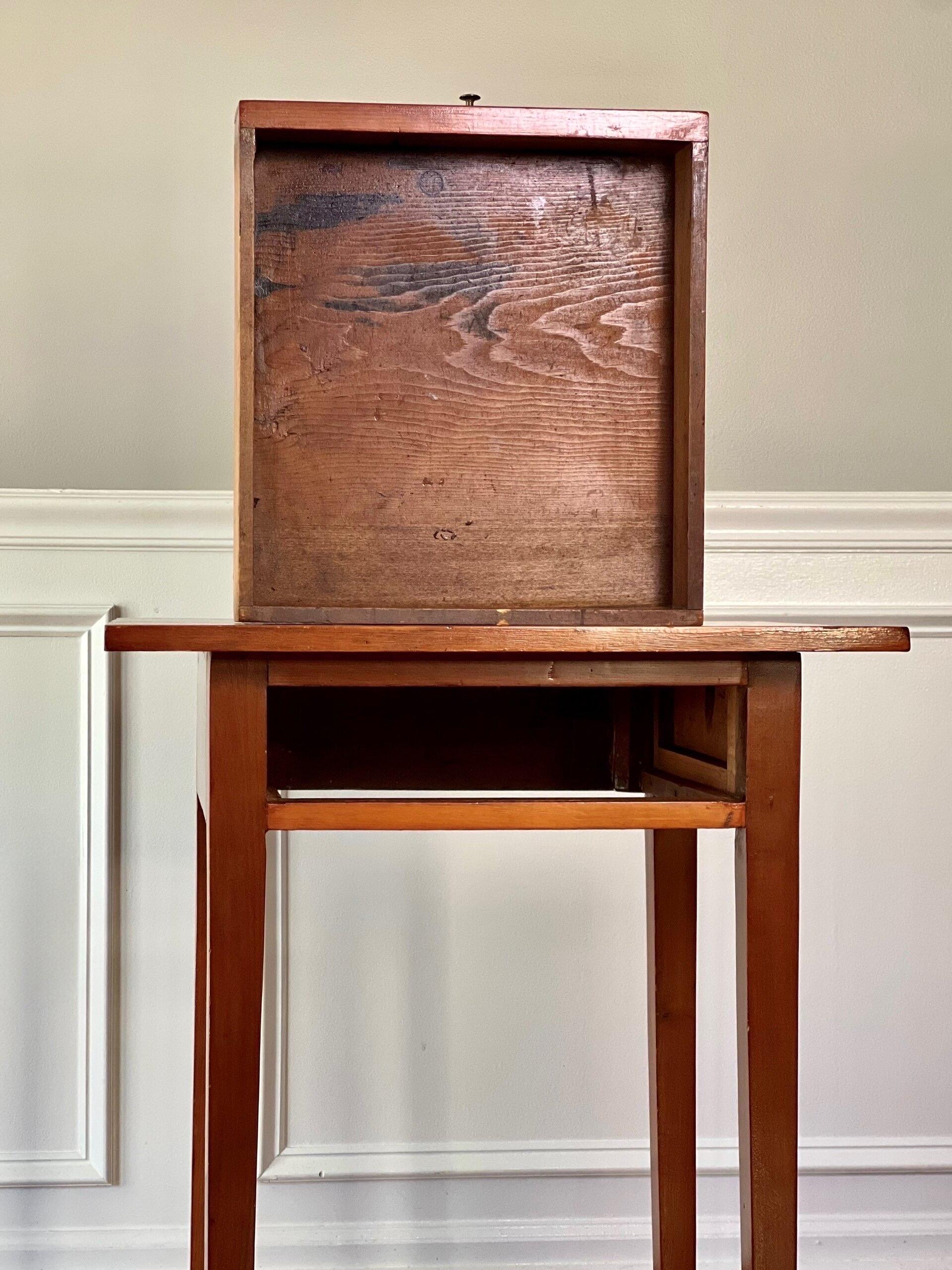 New England Federal Period Hepplewhite Style Cherry Stand with Drawer en vente 4