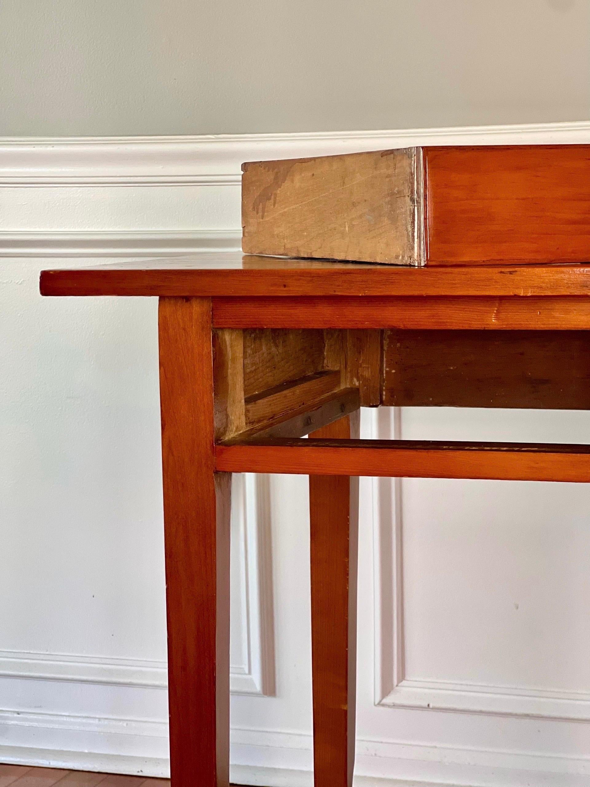 New England Federal Period Hepplewhite Style Cherry Stand with Drawer en vente 5