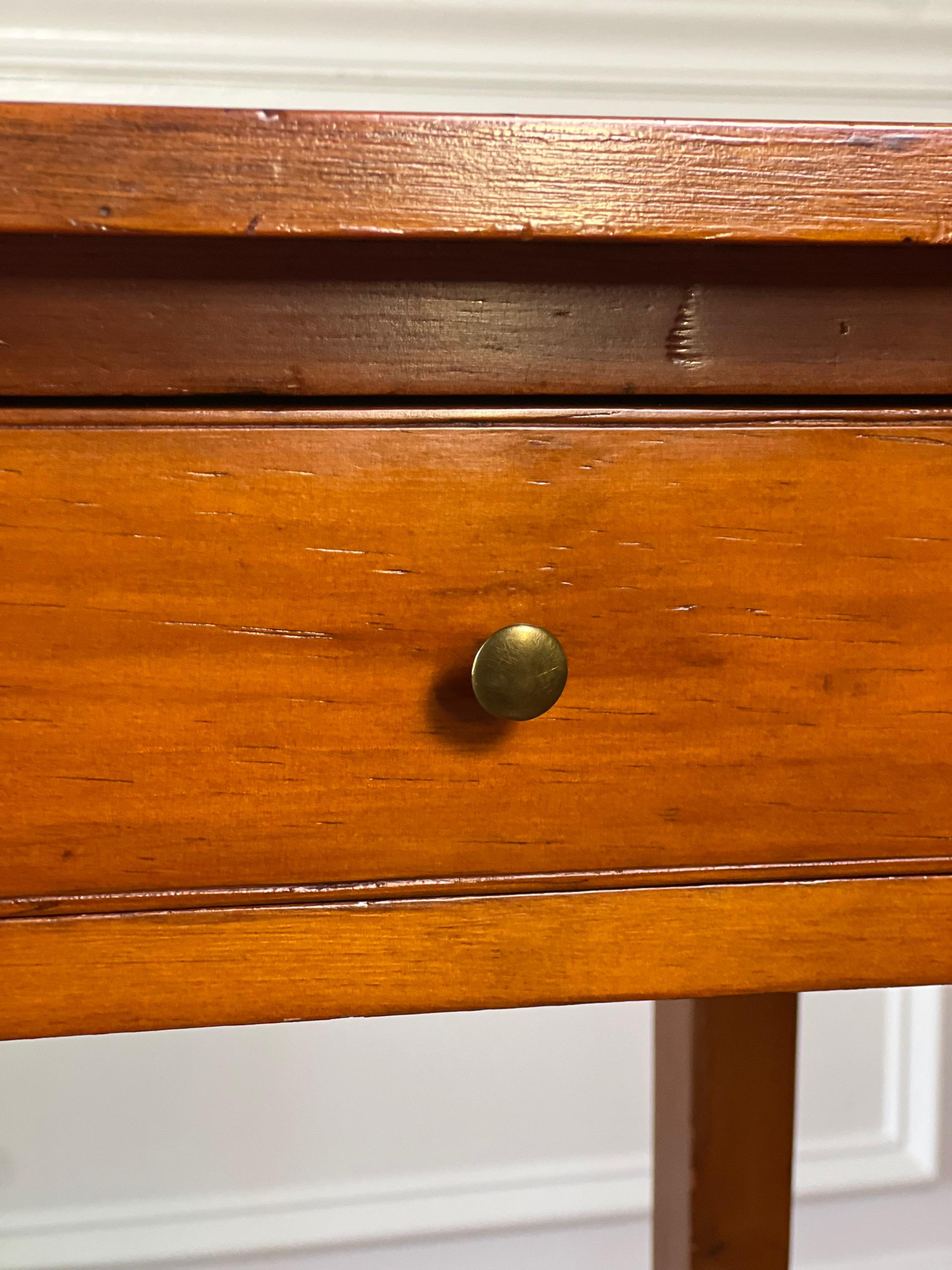 New England Federal Period Hepplewhite Style Cherry Stand with Drawer en vente 6