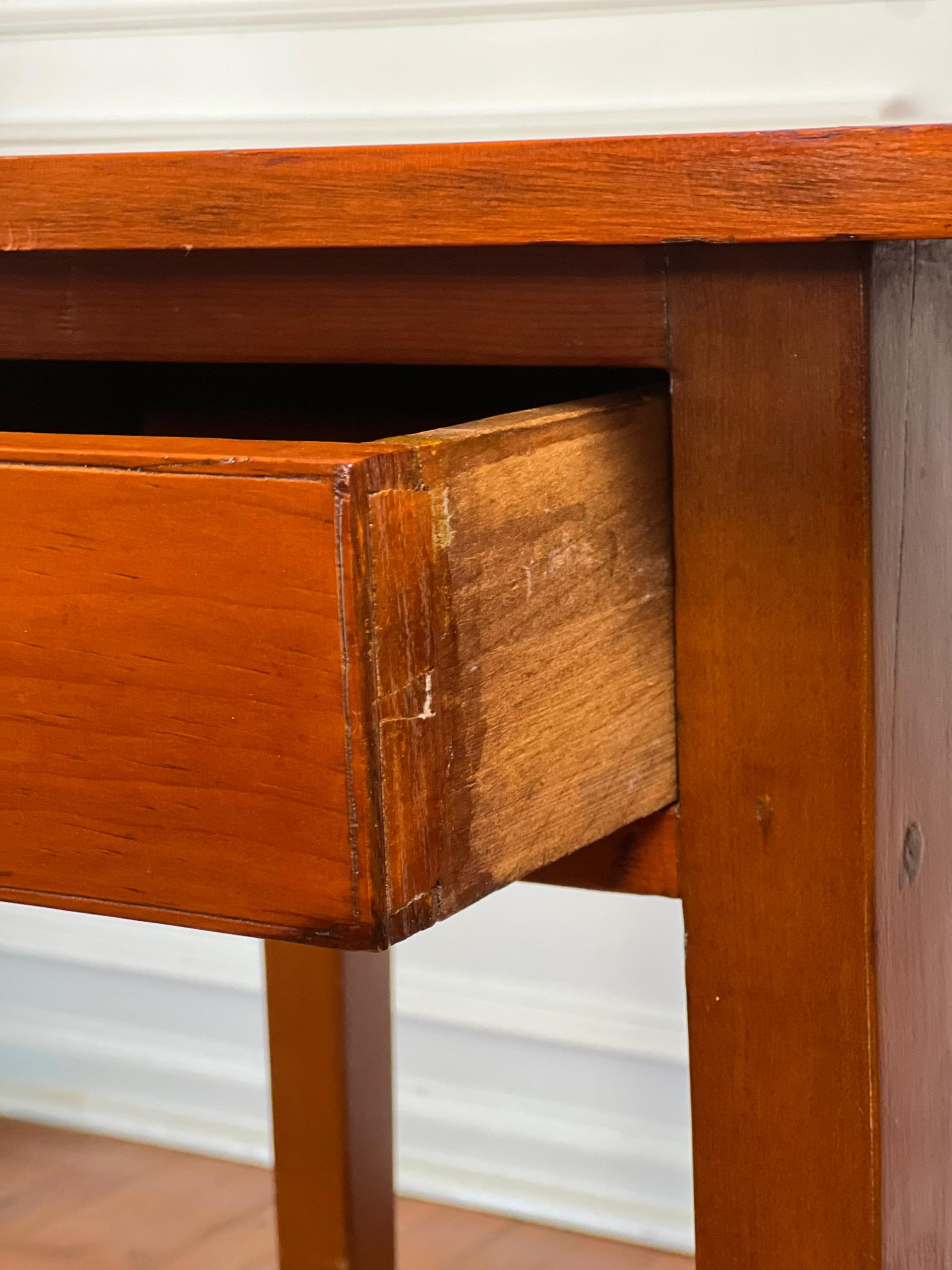 New England Federal Period Hepplewhite Style Cherry Stand with Drawer en vente 7