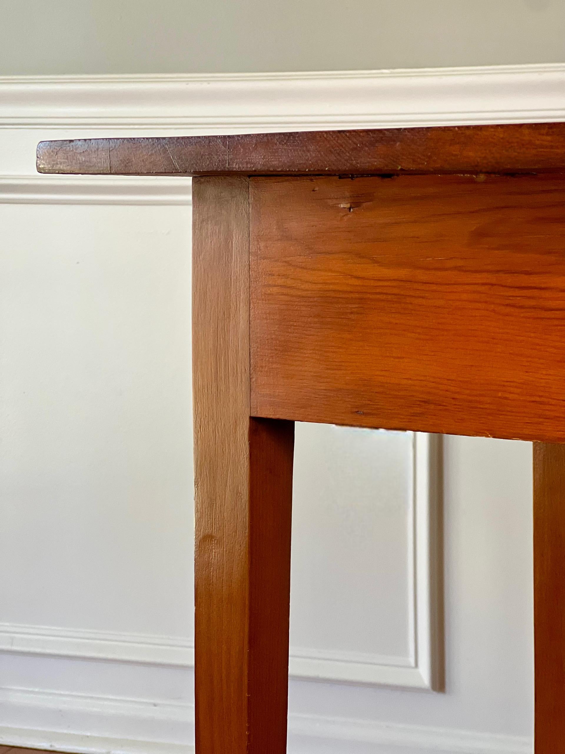 New England Federal Period Hepplewhite Style Cherry Stand with Drawer en vente 8