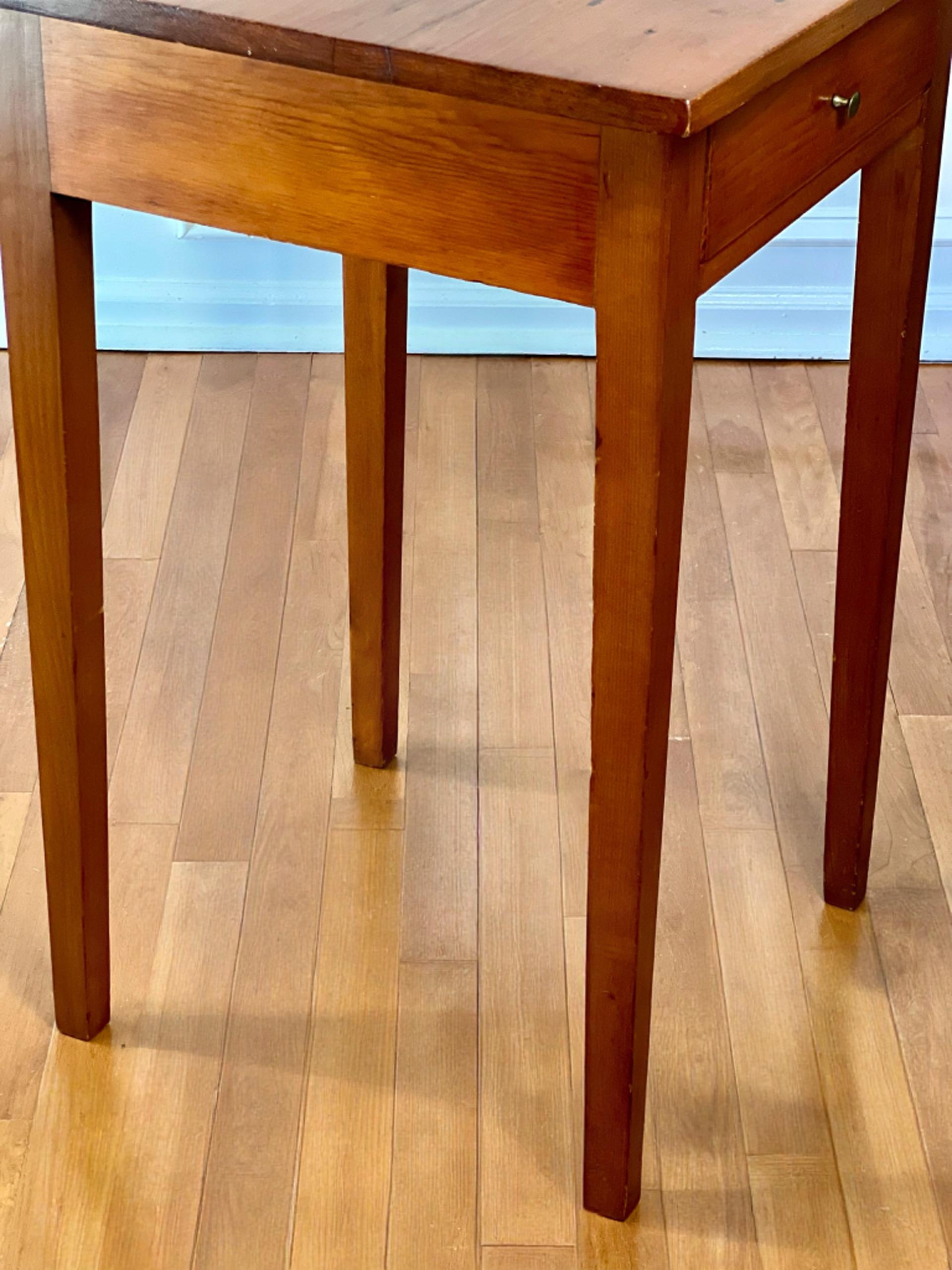 New England Federal Period Hepplewhite Style Cherry Stand with Drawer en vente 9