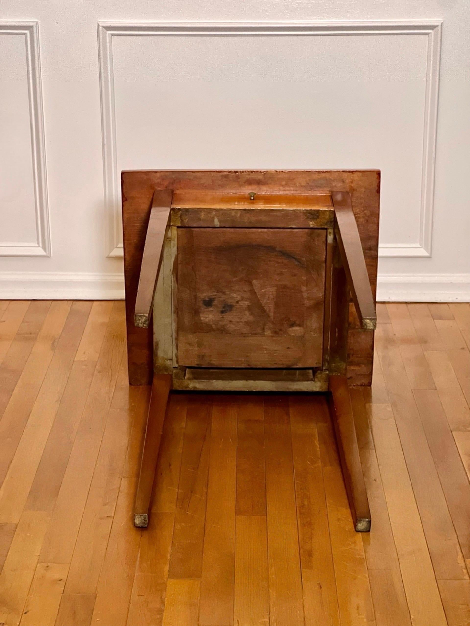 New England Federal Period Hepplewhite Style Cherry Stand with Drawer en vente 11