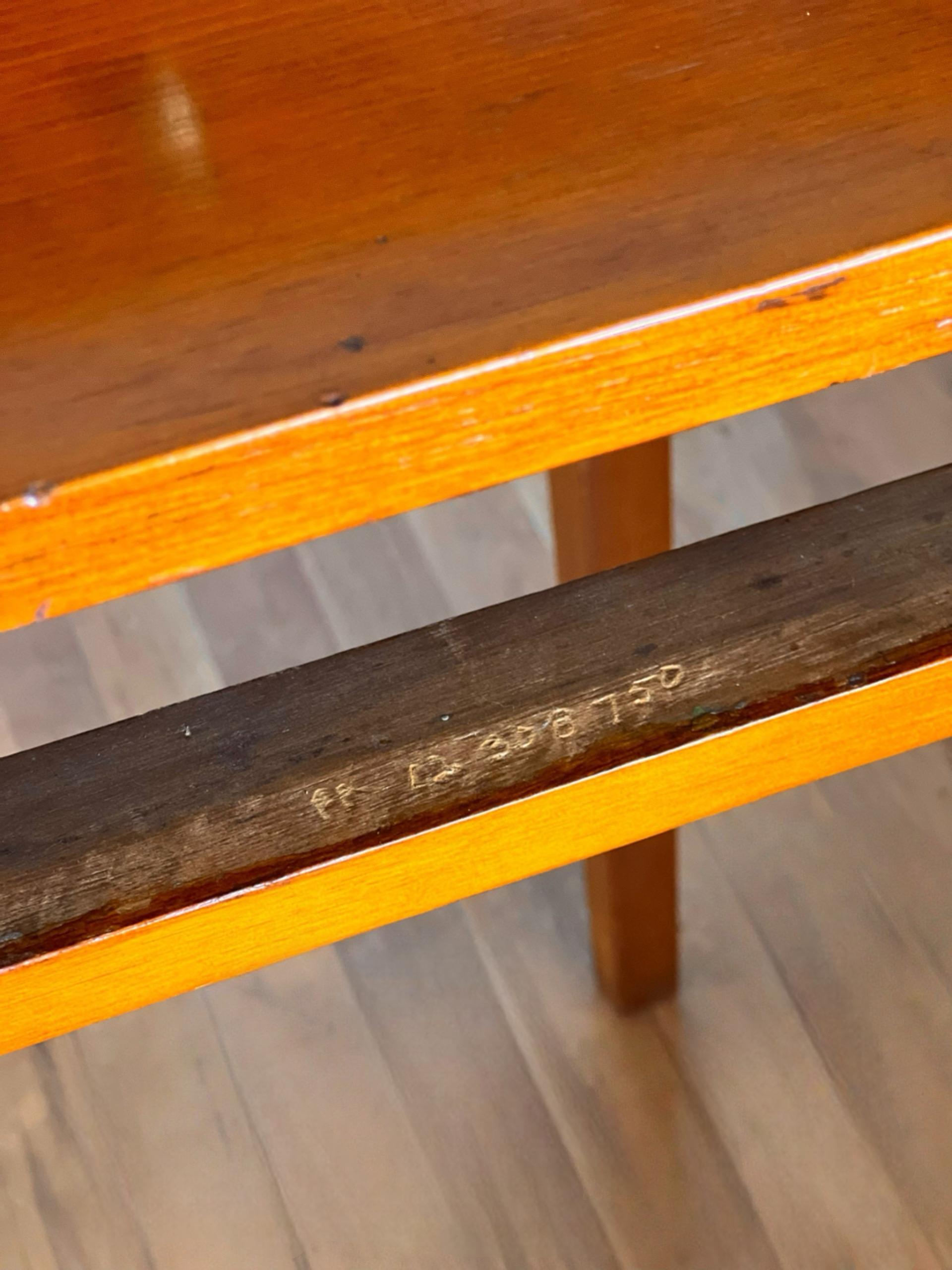 New England Federal Period Hepplewhite Style Cherry Stand with Drawer en vente 12