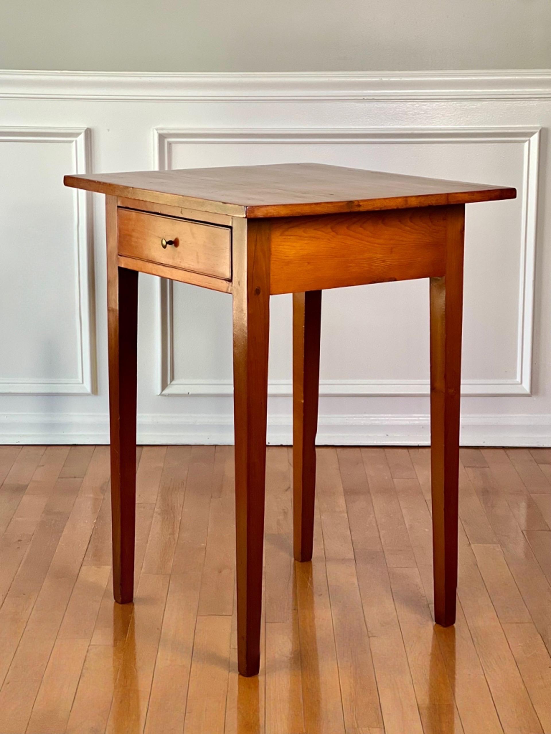 Fédéral New England Federal Period Hepplewhite Style Cherry Stand with Drawer en vente