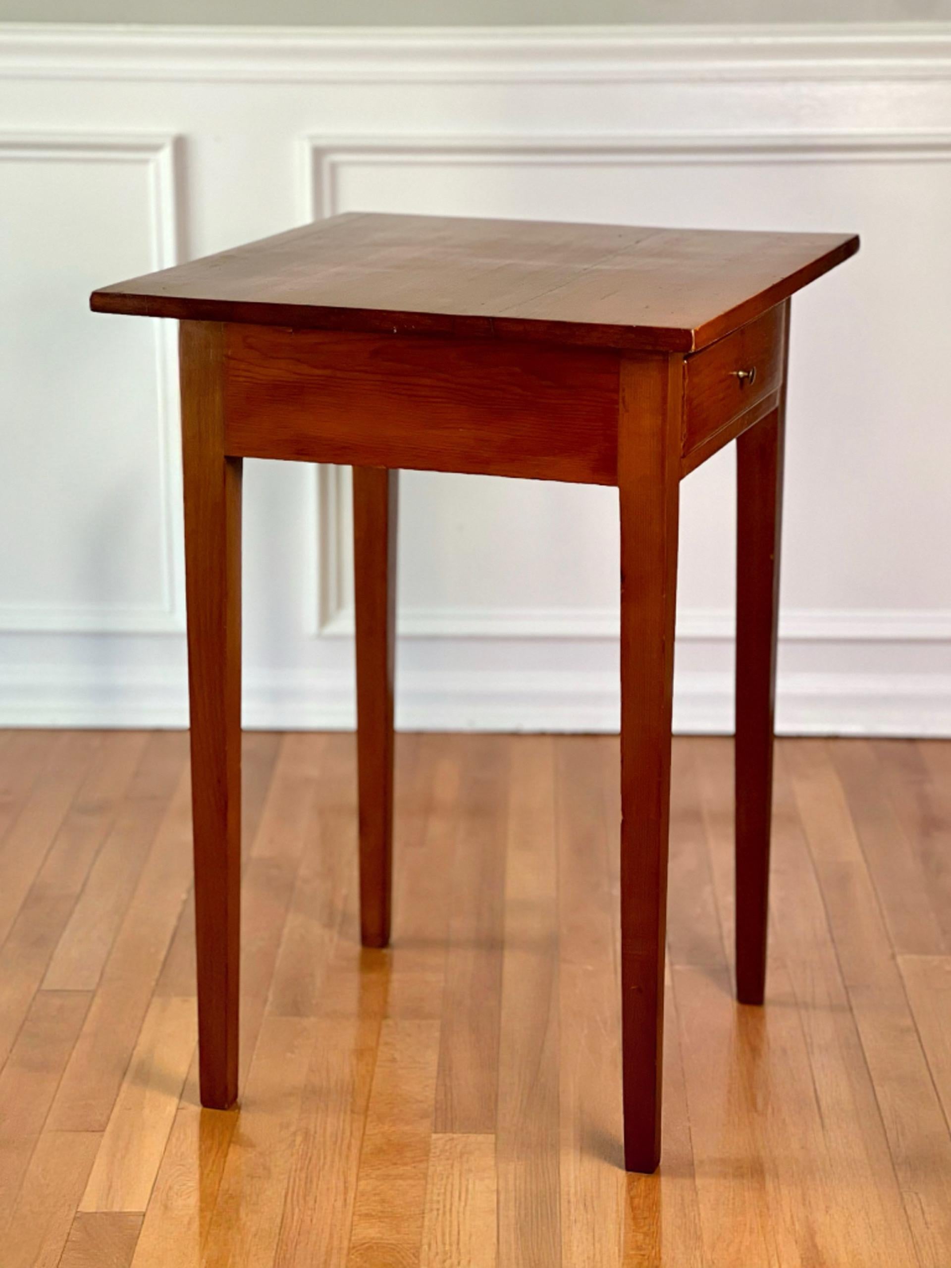 Américain New England Federal Period Hepplewhite Style Cherry Stand with Drawer en vente