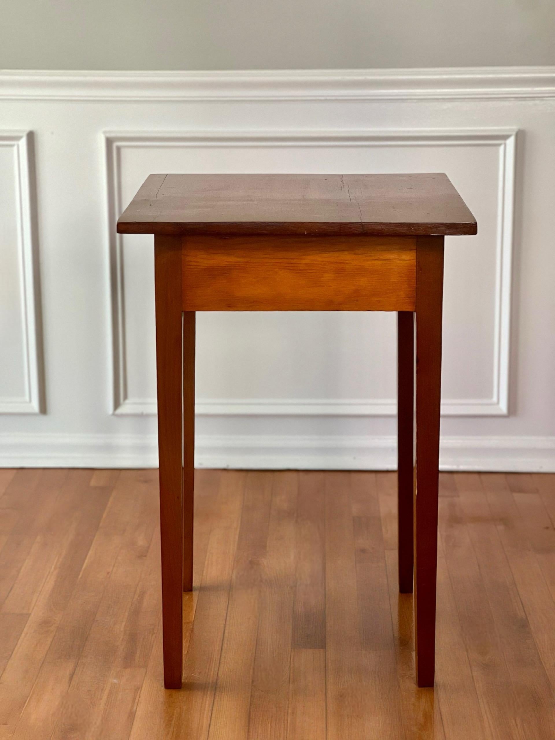 Fait main New England Federal Period Hepplewhite Style Cherry Stand with Drawer en vente