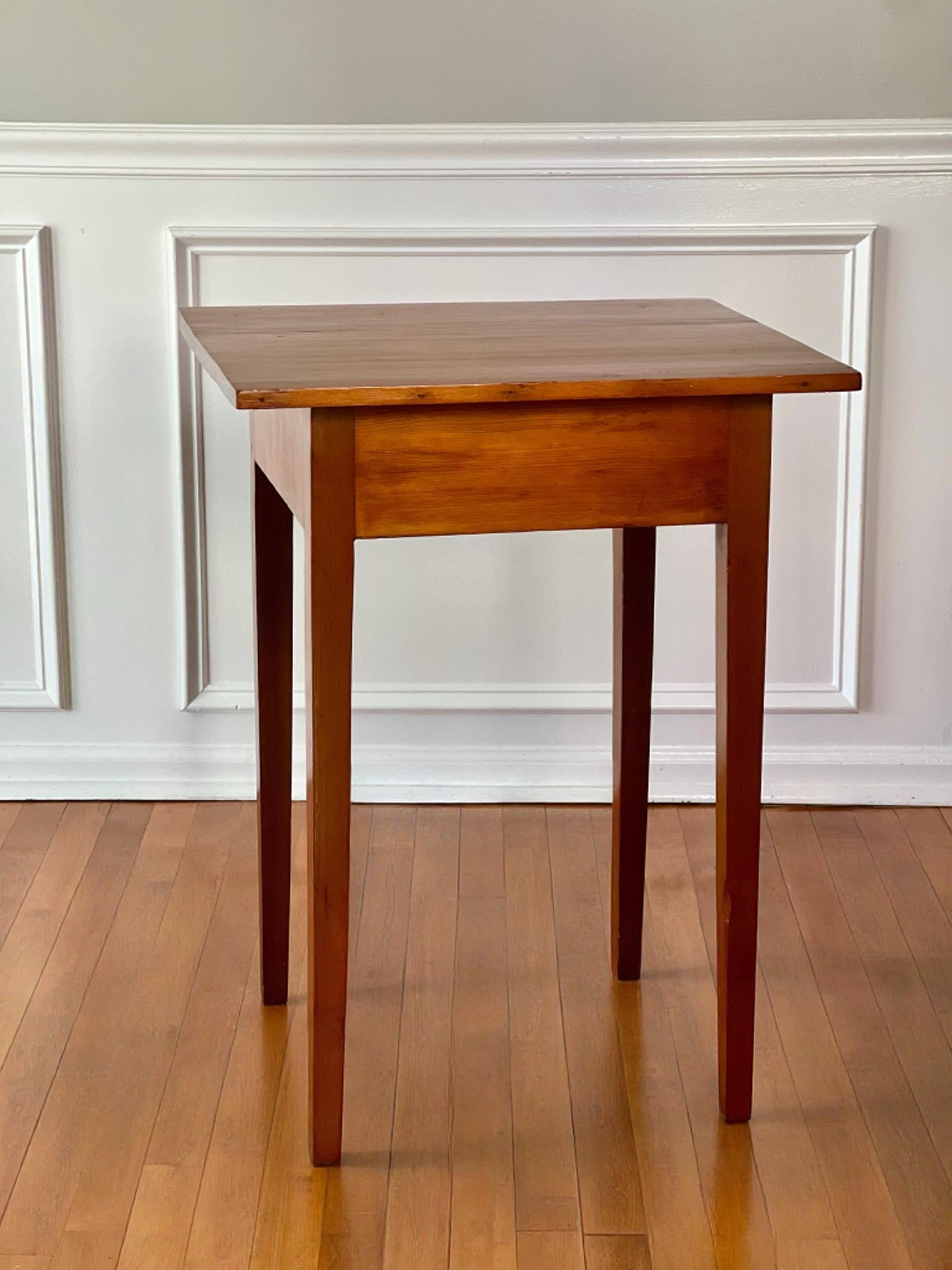 New England Federal Period Hepplewhite Style Cherry Stand with Drawer Bon état - En vente à Doylestown, PA