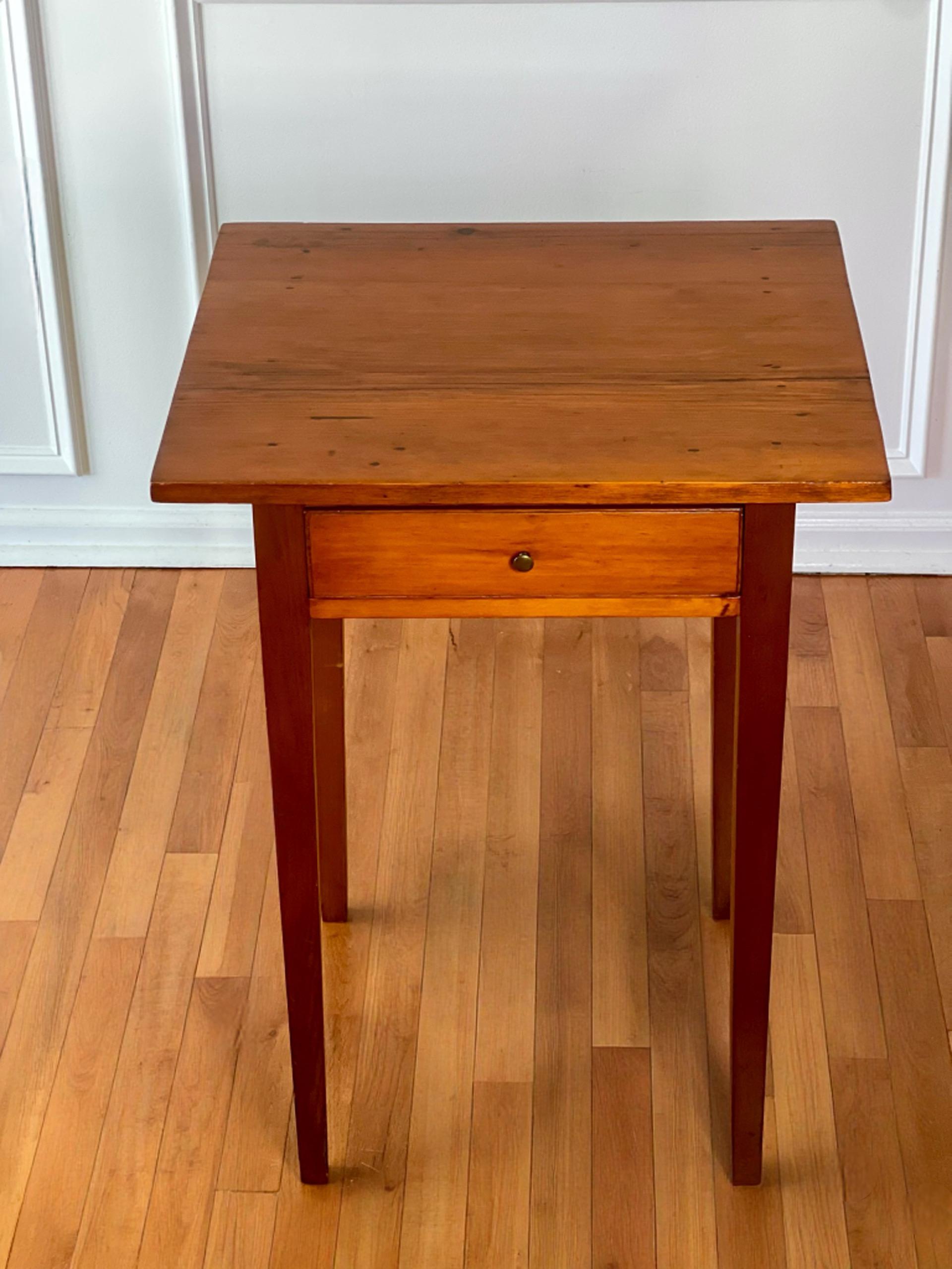 XIXe siècle New England Federal Period Hepplewhite Style Cherry Stand with Drawer en vente