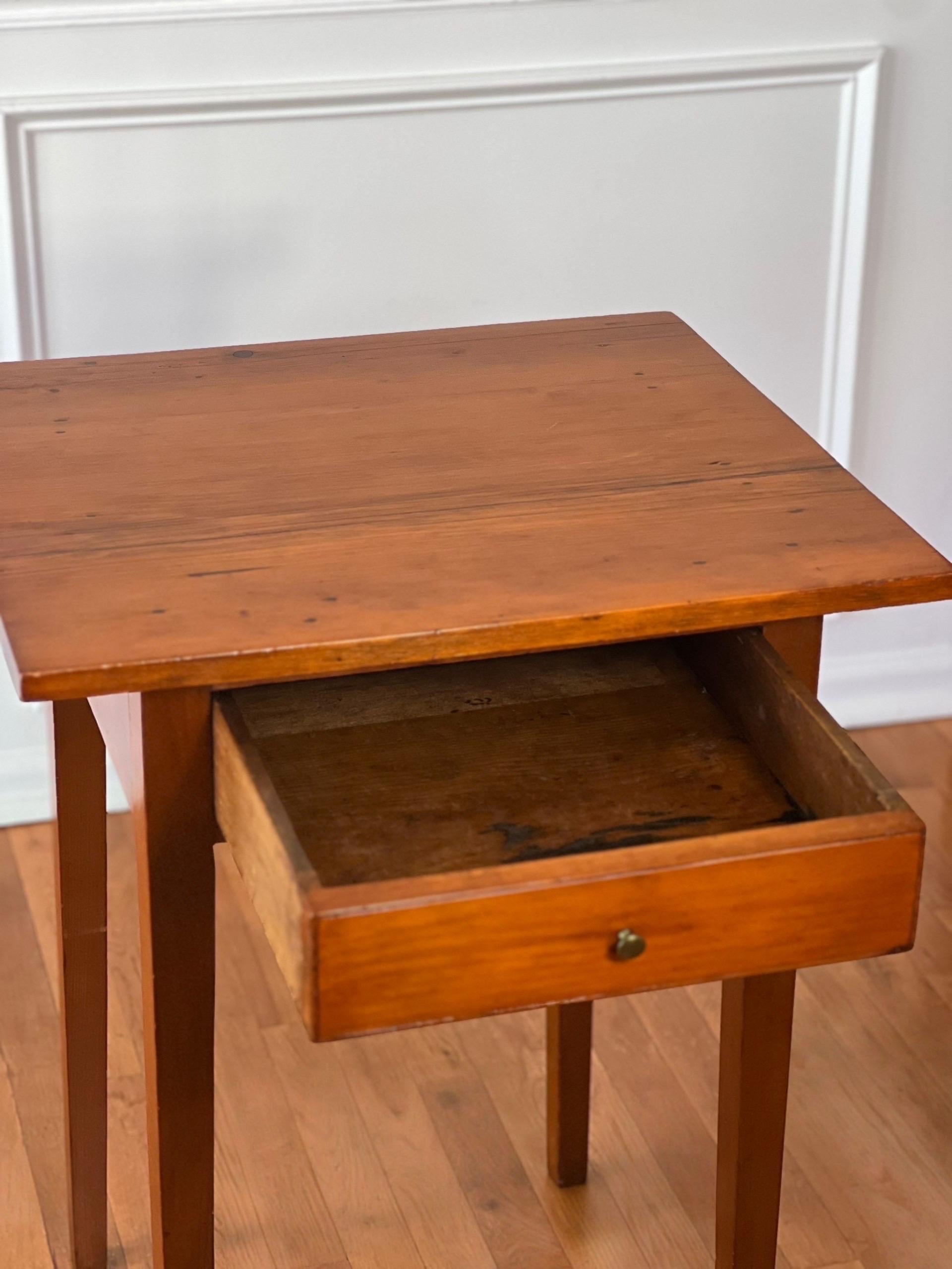 Laiton New England Federal Period Hepplewhite Style Cherry Stand with Drawer en vente