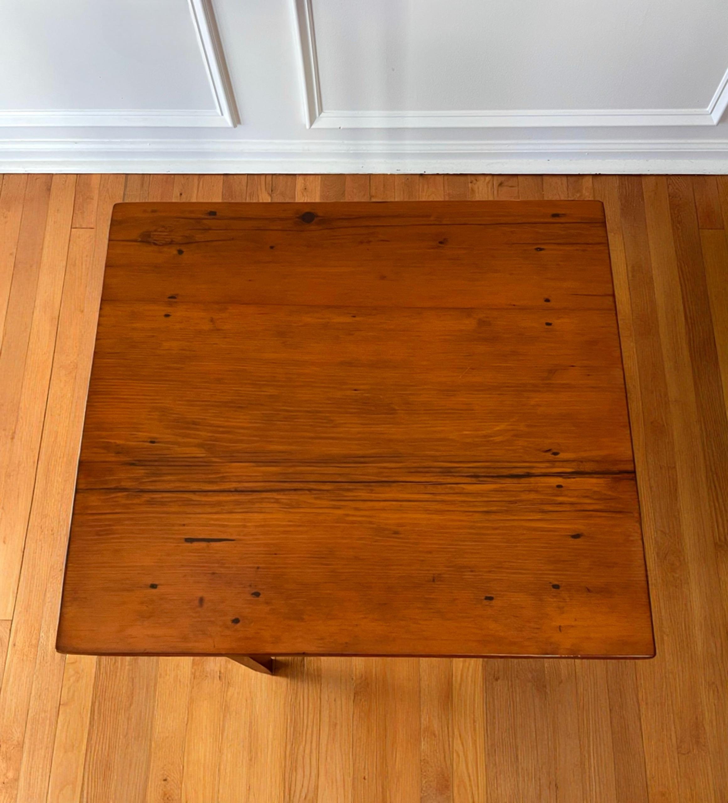 New England Federal Period Hepplewhite Style Cherry Stand with Drawer en vente 1