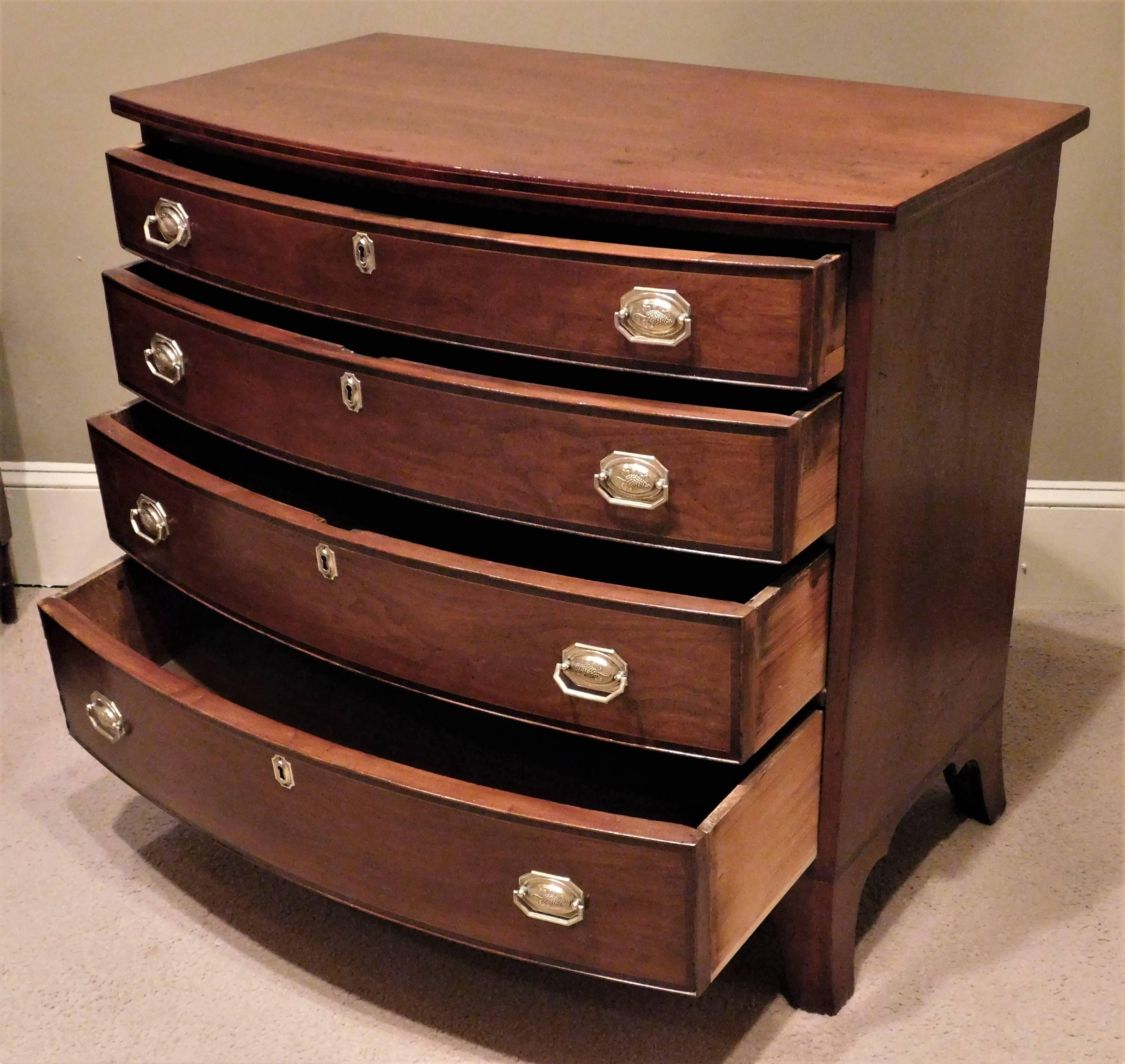 New England Hepplewhite Bow-Front Cherry Chest, circa 1795 In Excellent Condition In Alexandria, VA