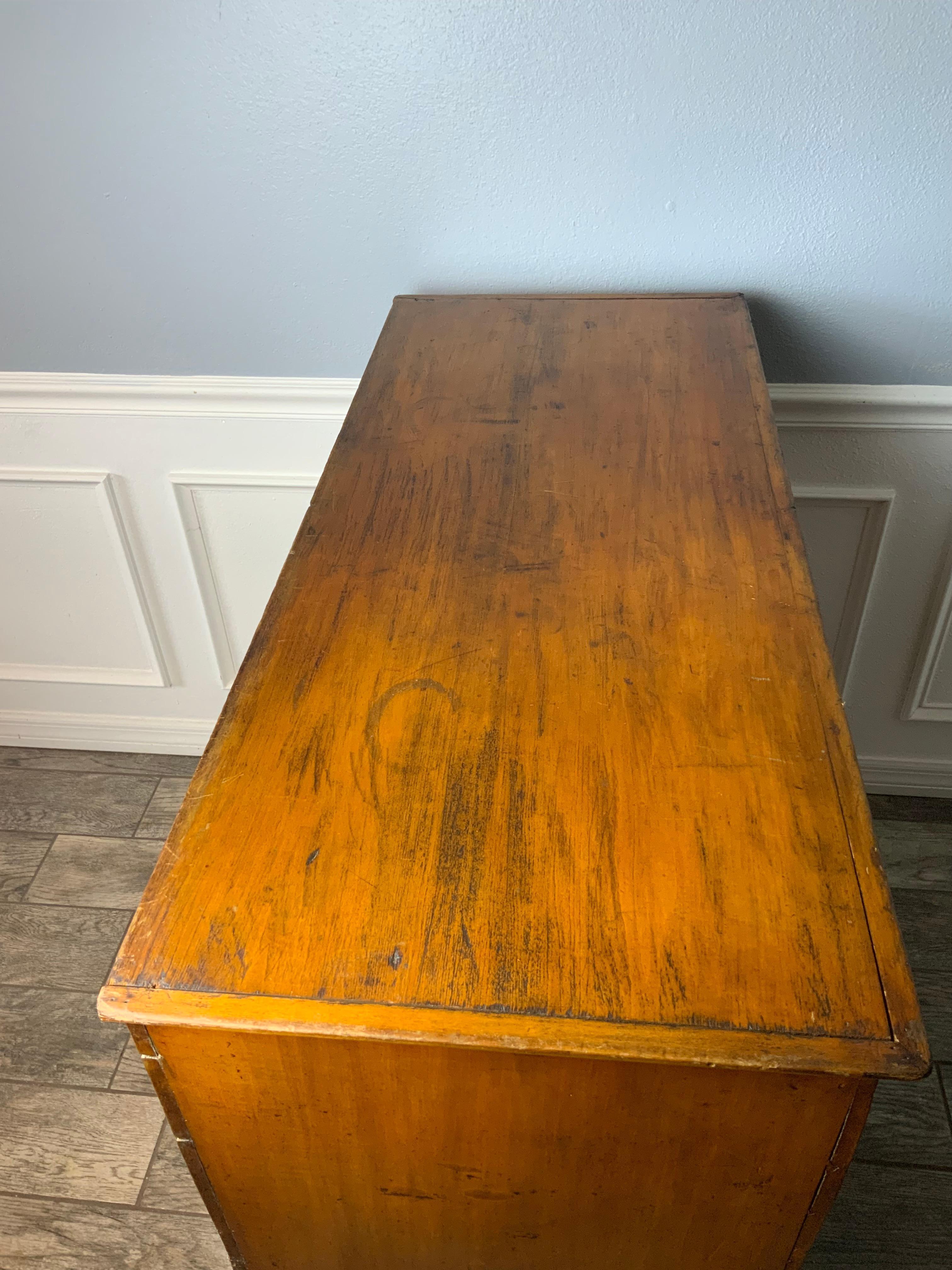 A very nice early 19th century Pine Mule / Blanket chest in an old refinished surface with a great color and patina. This piece retains all of its original butt hinges and hardware minus the lock and catch. A nice clean piece. Drawers are working