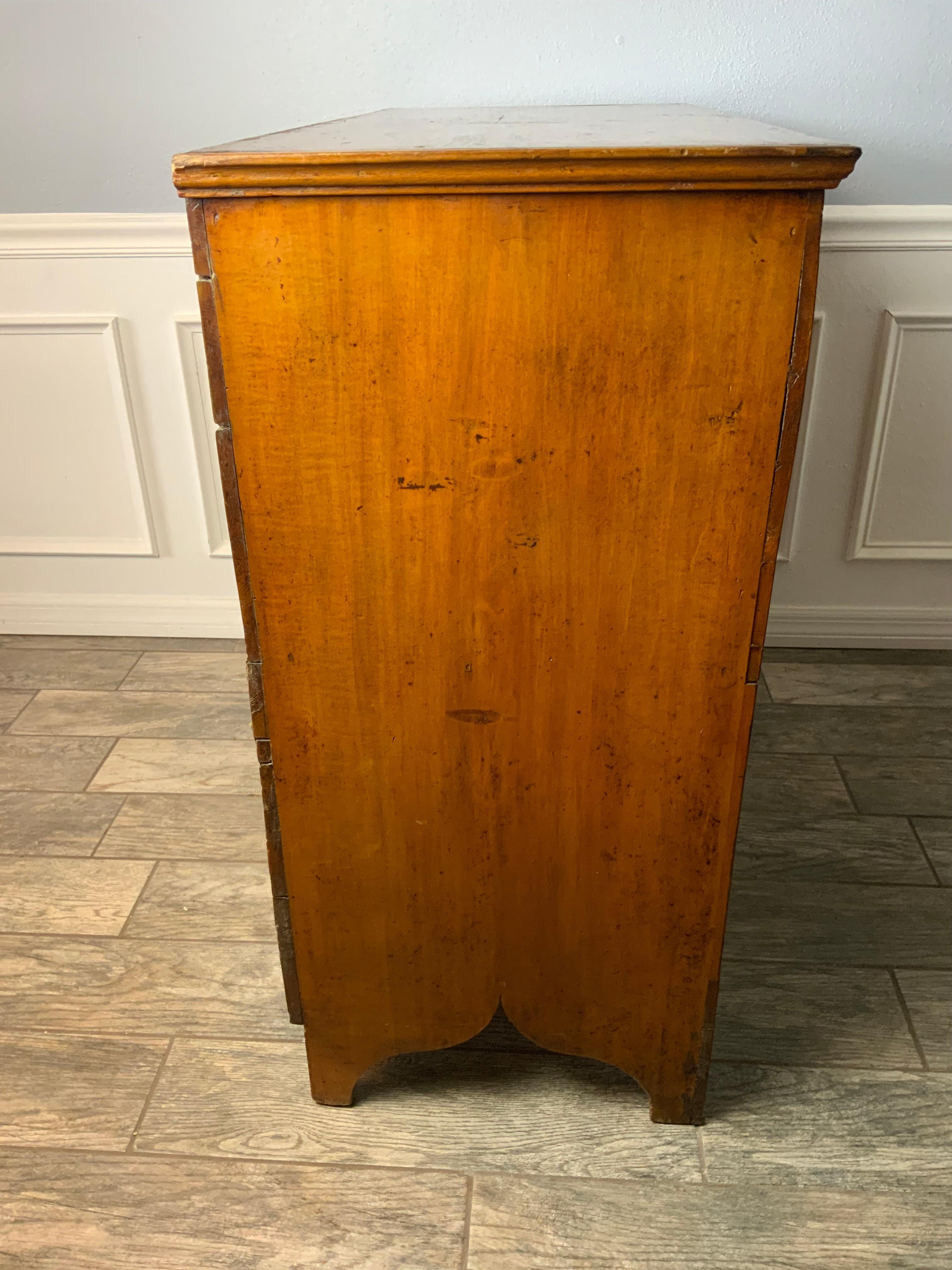 Hepplewhite New England Mule Chest For Sale